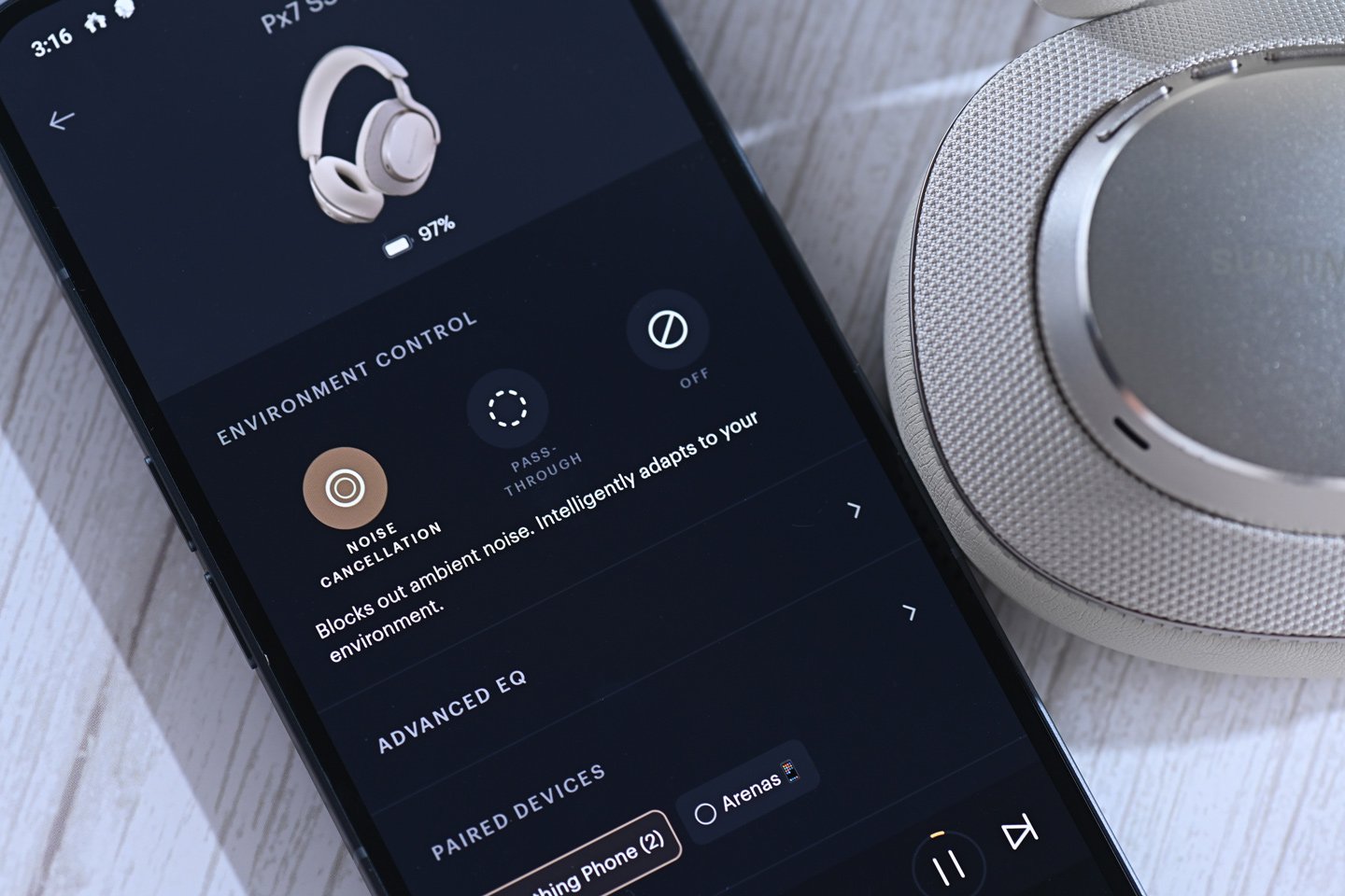 Bowers & Wilkins（B&W）一直以來都以其精緻的設計和卓越的音質而聞名，其最新推出的 Px7 S3 頭戴式無線降噪耳機繼續精益求精，在音質、設計和功能上都比前代產品有了顯著的提升，然而現時市場上同類型的競爭對手眾多，究竟它是否仍屬市場上最佳的選擇？這次我們就來驗證一下！