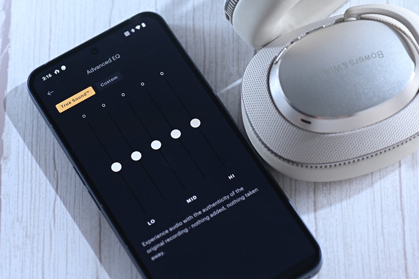 Bowers & Wilkins（B&W）一直以來都以其精緻的設計和卓越的音質而聞名，其最新推出的 Px7 S3 頭戴式無線降噪耳機繼續精益求精，在音質、設計和功能上都比前代產品有了顯著的提升，然而現時市場上同類型的競爭對手眾多，究竟它是否仍屬市場上最佳的選擇？這次我們就來驗證一下！