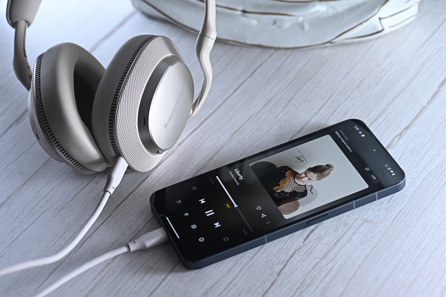 Bowers & Wilkins（B&W）一直以來都以其精緻的設計和卓越的音質而聞名，其最新推出的 Px7 S3 頭戴式無線降噪耳機繼續精益求精，在音質、設計和功能上都比前代產品有了顯著的提升，然而現時市場上同類型的競爭對手眾多，究竟它是否仍屬市場上最佳的選擇？這次我們就來驗證一下！