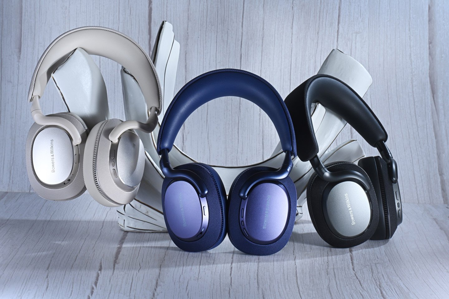 Bowers & Wilkins（B&W）一直以來都以其精緻的設計和卓越的音質而聞名，其最新推出的 Px7 S3 頭戴式無線降噪耳機繼續精益求精，在音質、設計和功能上都比前代產品有了顯著的提升，然而現時市場上同類型的競爭對手眾多，究竟它是否仍屬市場上最佳的選擇？這次我們就來驗證一下！
