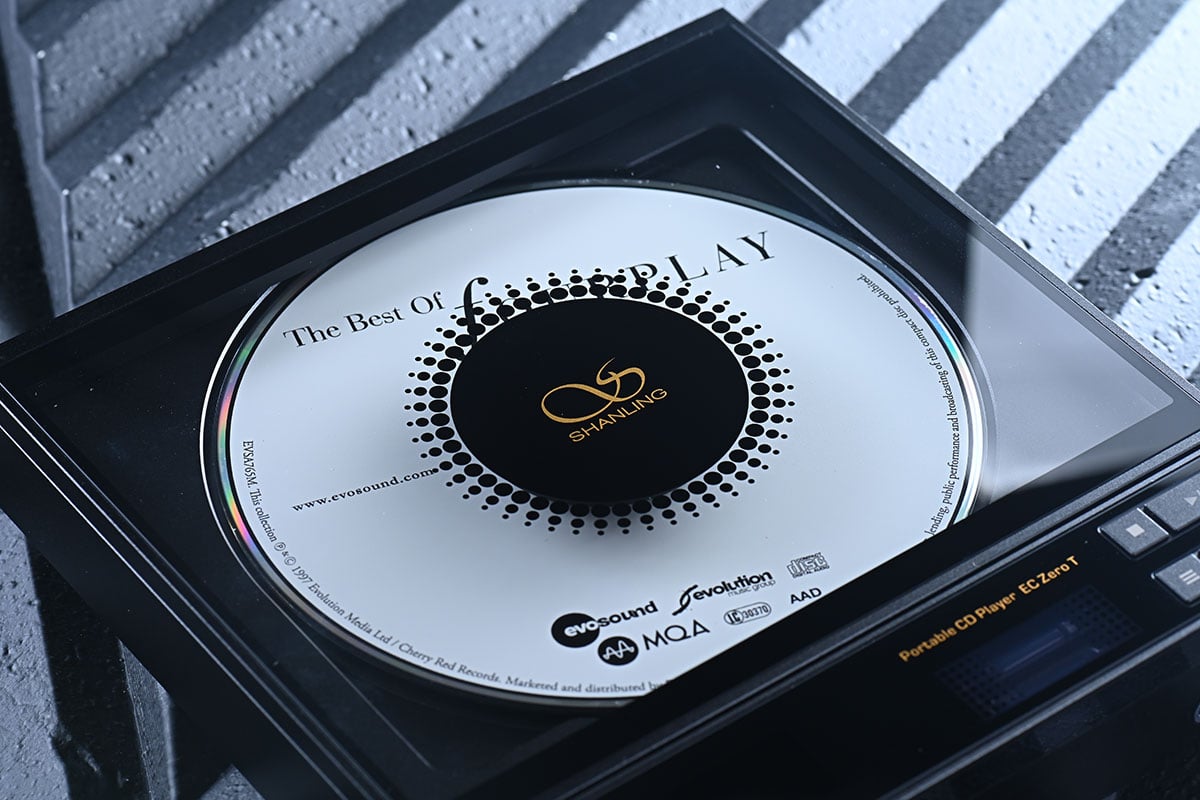 作為由 Discman 年代走過來的用家，每次見到有新的便攜 CD 機推出都有種神奇的感覺。其實近年除了黑膠復甦之外，CD 銷量也有反彈的趨勢，今次測試的就是 Shanling 最新推出的便攜 CD 機 EC Zero T。Shanling 之前已經推出過 SCD1.3、EC3、ET3 等 CD 播放機，便攜型號也有較入門的 EC Mini，今次 EC Zero T 則算是高階一點的新型號。除了內置電池、可以帶出街用耳機聽 CD 之外，更有解碼、藍牙、電子管等豐富規格功能，座檯使用似乎都相當實用。
