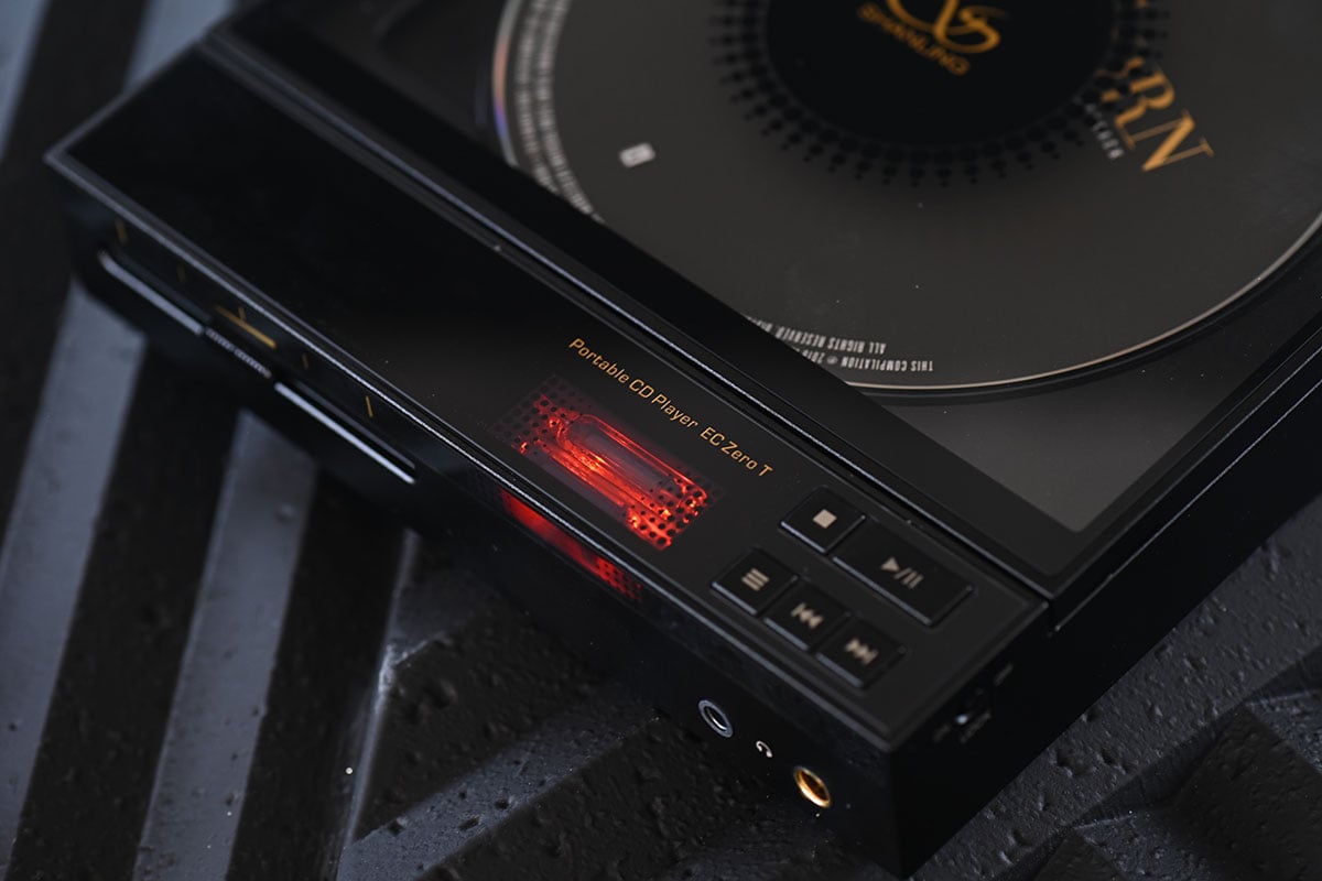 作為由 Discman 年代走過來的用家，每次見到有新的便攜 CD 機推出都有種神奇的感覺。其實近年除了黑膠復甦之外，CD 銷量也有反彈的趨勢，今次測試的就是 Shanling 最新推出的便攜 CD 機 EC Zero T。Shanling 之前已經推出過 SCD1.3、EC3、ET3 等 CD 播放機，便攜型號也有較入門的 EC Mini，今次 EC Zero T 則算是高階一點的新型號。除了內置電池、可以帶出街用耳機聽 CD 之外，更有解碼、藍牙、電子管等豐富規格功能，座檯使用似乎都相當實用。