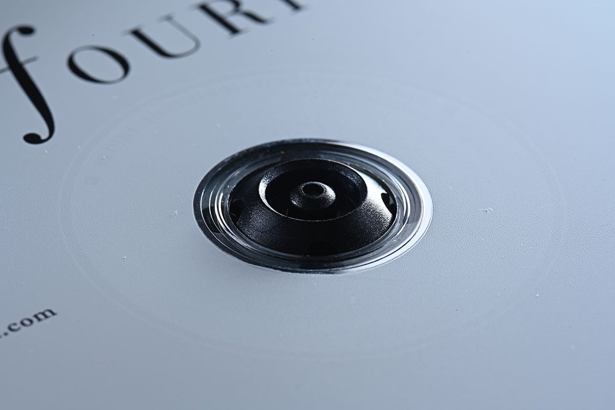 作為由 Discman 年代走過來的用家，每次見到有新的便攜 CD 機推出都有種神奇的感覺。其實近年除了黑膠復甦之外，CD 銷量也有反彈的趨勢，今次測試的就是 Shanling 最新推出的便攜 CD 機 EC Zero T。Shanling 之前已經推出過 SCD1.3、EC3、ET3 等 CD 播放機，便攜型號也有較入門的 EC Mini，今次 EC Zero T 則算是高階一點的新型號。除了內置電池、可以帶出街用耳機聽 CD 之外，更有解碼、藍牙、電子管等豐富規格功能，座檯使用似乎都相當實用。
