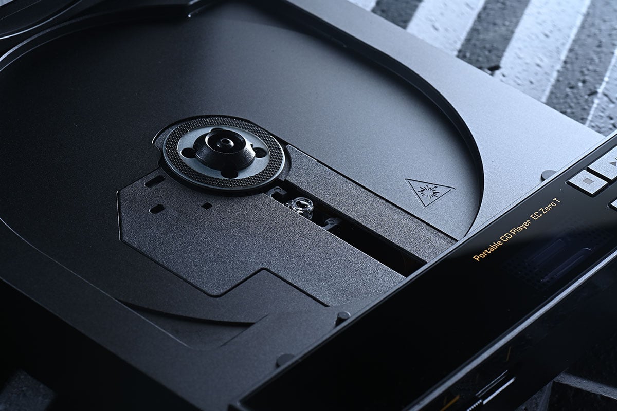 作為由 Discman 年代走過來的用家，每次見到有新的便攜 CD 機推出都有種神奇的感覺。其實近年除了黑膠復甦之外，CD 銷量也有反彈的趨勢，今次測試的就是 Shanling 最新推出的便攜 CD 機 EC Zero T。Shanling 之前已經推出過 SCD1.3、EC3、ET3 等 CD 播放機，便攜型號也有較入門的 EC Mini，今次 EC Zero T 則算是高階一點的新型號。除了內置電池、可以帶出街用耳機聽 CD 之外，更有解碼、藍牙、電子管等豐富規格功能，座檯使用似乎都相當實用。