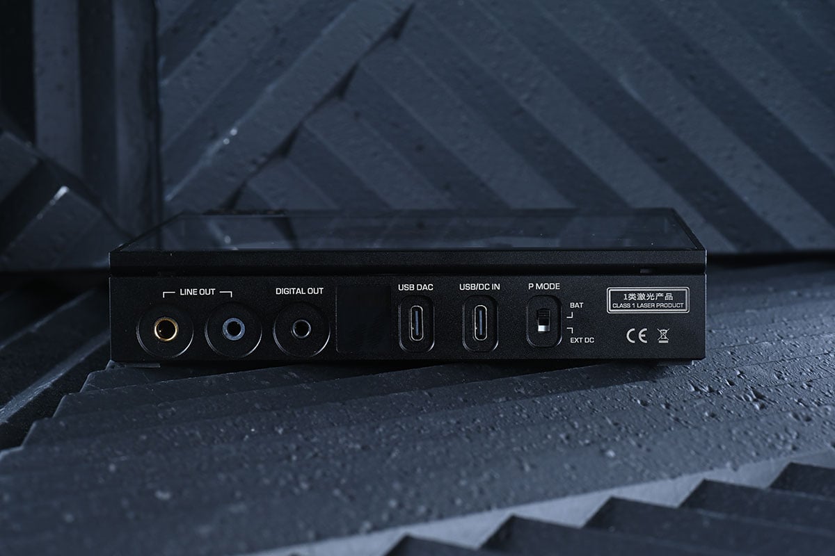 作為由 Discman 年代走過來的用家，每次見到有新的便攜 CD 機推出都有種神奇的感覺。其實近年除了黑膠復甦之外，CD 銷量也有反彈的趨勢，今次測試的就是 Shanling 最新推出的便攜 CD 機 EC Zero T。Shanling 之前已經推出過 SCD1.3、EC3、ET3 等 CD 播放機，便攜型號也有較入門的 EC Mini，今次 EC Zero T 則算是高階一點的新型號。除了內置電池、可以帶出街用耳機聽 CD 之外，更有解碼、藍牙、電子管等豐富規格功能，座檯使用似乎都相當實用。