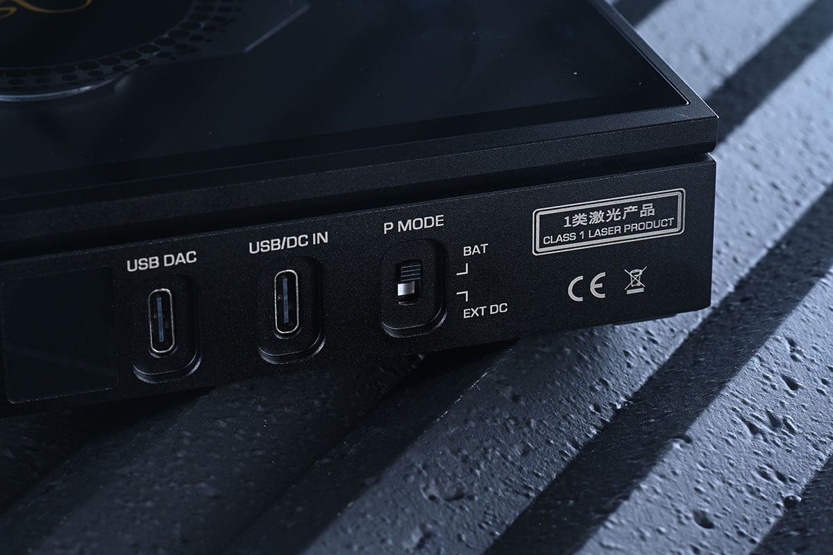 作為由 Discman 年代走過來的用家，每次見到有新的便攜 CD 機推出都有種神奇的感覺。其實近年除了黑膠復甦之外，CD 銷量也有反彈的趨勢，今次測試的就是 Shanling 最新推出的便攜 CD 機 EC Zero T。Shanling 之前已經推出過 SCD1.3、EC3、ET3 等 CD 播放機，便攜型號也有較入門的 EC Mini，今次 EC Zero T 則算是高階一點的新型號。除了內置電池、可以帶出街用耳機聽 CD 之外，更有解碼、藍牙、電子管等豐富規格功能，座檯使用似乎都相當實用。