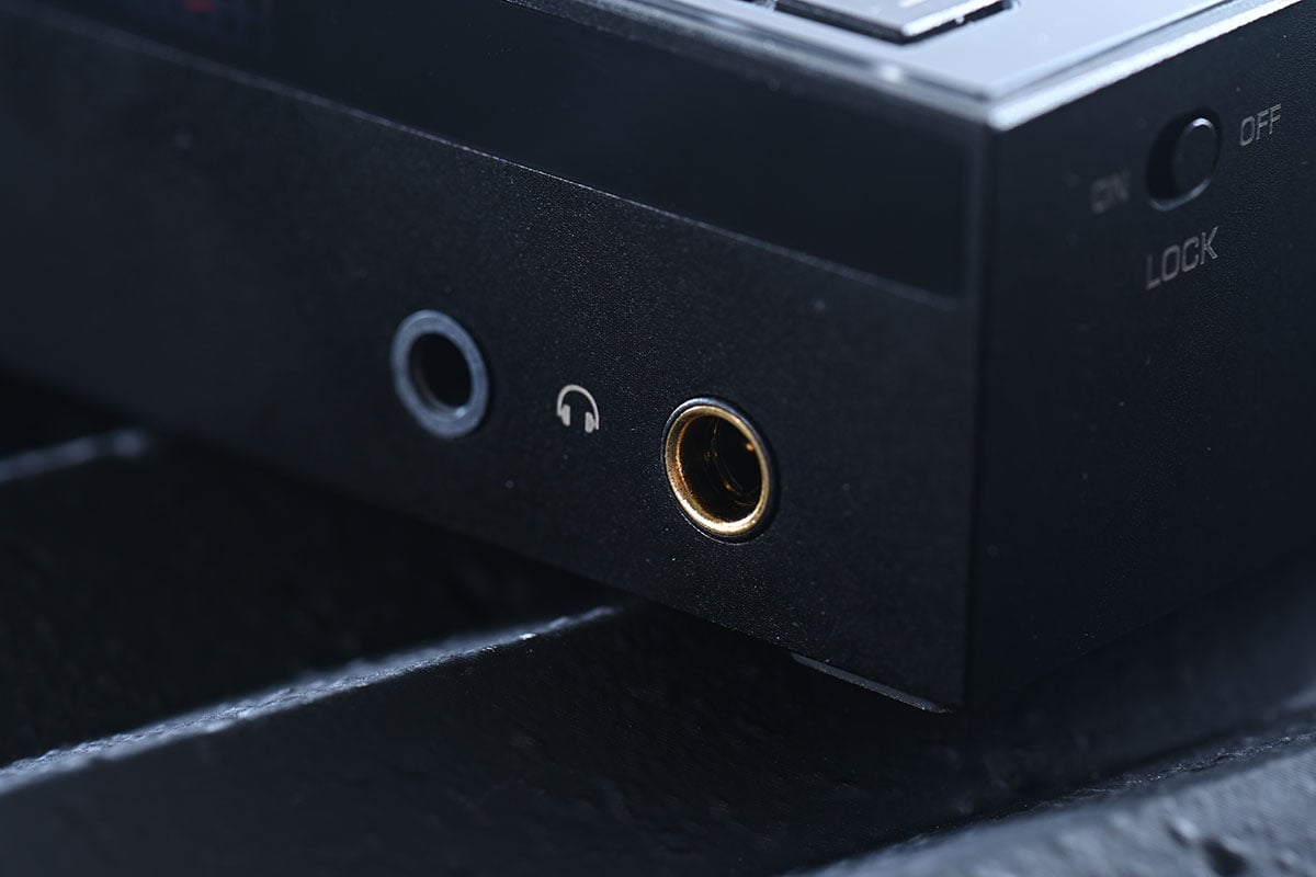 作為由 Discman 年代走過來的用家，每次見到有新的便攜 CD 機推出都有種神奇的感覺。其實近年除了黑膠復甦之外，CD 銷量也有反彈的趨勢，今次測試的就是 Shanling 最新推出的便攜 CD 機 EC Zero T。Shanling 之前已經推出過 SCD1.3、EC3、ET3 等 CD 播放機，便攜型號也有較入門的 EC Mini，今次 EC Zero T 則算是高階一點的新型號。除了內置電池、可以帶出街用耳機聽 CD 之外，更有解碼、藍牙、電子管等豐富規格功能，座檯使用似乎都相當實用。