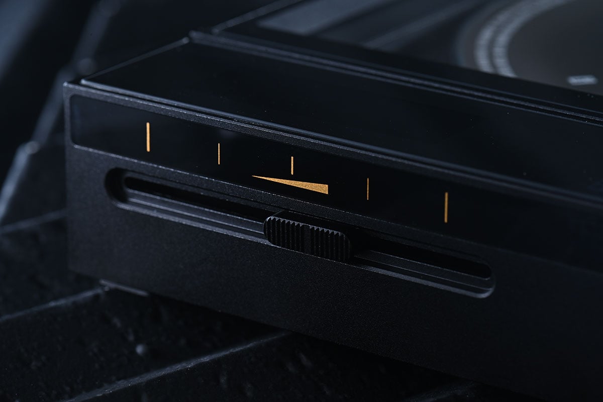 作為由 Discman 年代走過來的用家，每次見到有新的便攜 CD 機推出都有種神奇的感覺。其實近年除了黑膠復甦之外，CD 銷量也有反彈的趨勢，今次測試的就是 Shanling 最新推出的便攜 CD 機 EC Zero T。Shanling 之前已經推出過 SCD1.3、EC3、ET3 等 CD 播放機，便攜型號也有較入門的 EC Mini，今次 EC Zero T 則算是高階一點的新型號。除了內置電池、可以帶出街用耳機聽 CD 之外，更有解碼、藍牙、電子管等豐富規格功能，座檯使用似乎都相當實用。