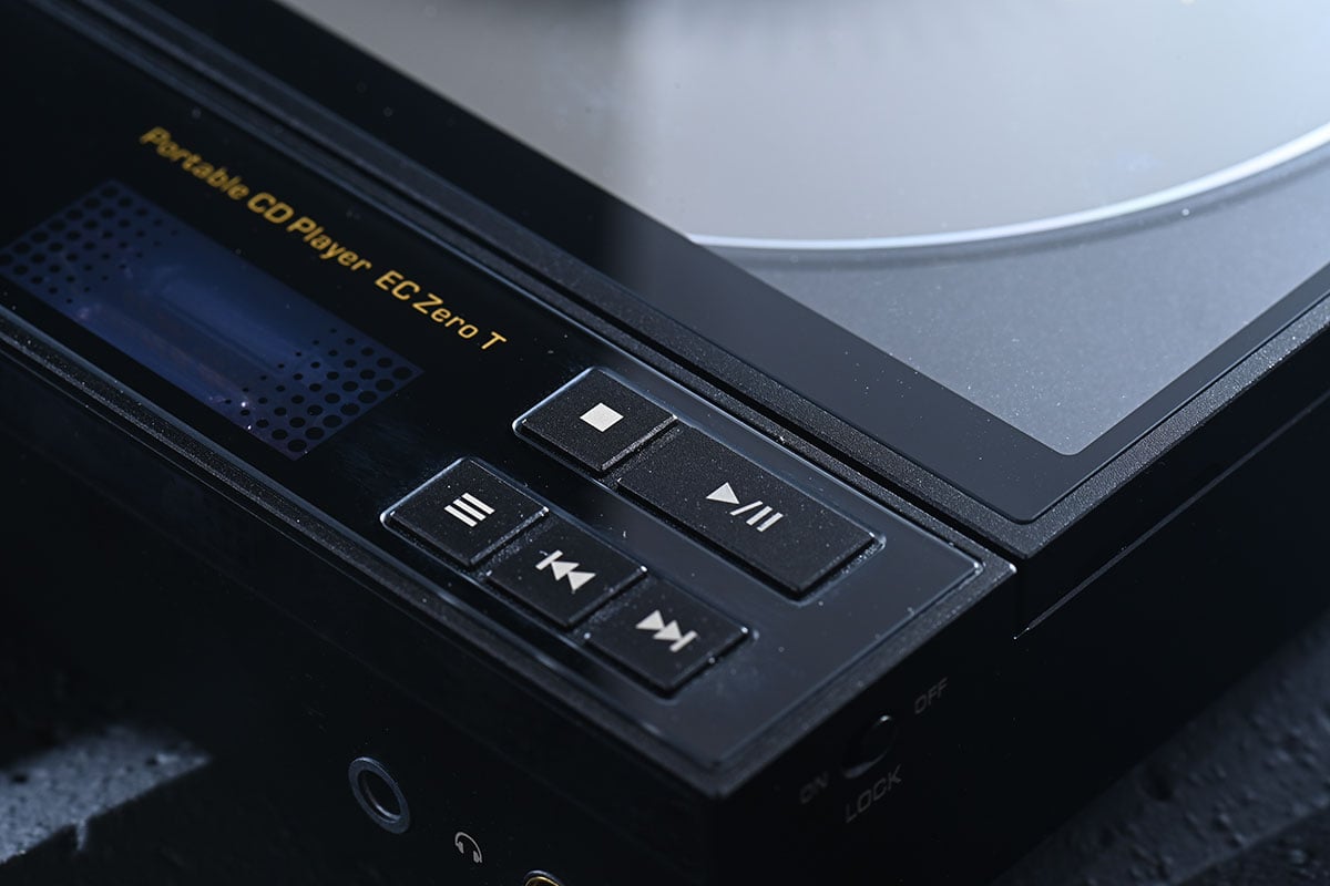 作為由 Discman 年代走過來的用家，每次見到有新的便攜 CD 機推出都有種神奇的感覺。其實近年除了黑膠復甦之外，CD 銷量也有反彈的趨勢，今次測試的就是 Shanling 最新推出的便攜 CD 機 EC Zero T。Shanling 之前已經推出過 SCD1.3、EC3、ET3 等 CD 播放機，便攜型號也有較入門的 EC Mini，今次 EC Zero T 則算是高階一點的新型號。除了內置電池、可以帶出街用耳機聽 CD 之外，更有解碼、藍牙、電子管等豐富規格功能，座檯使用似乎都相當實用。