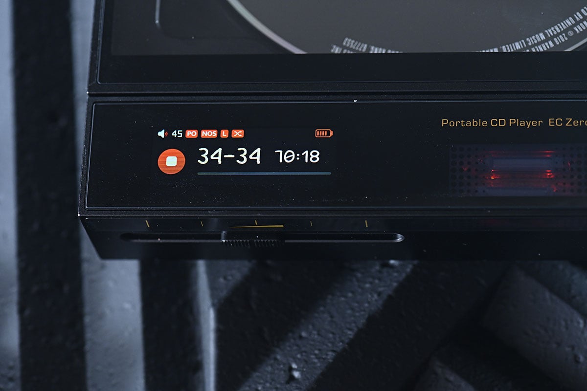 作為由 Discman 年代走過來的用家，每次見到有新的便攜 CD 機推出都有種神奇的感覺。其實近年除了黑膠復甦之外，CD 銷量也有反彈的趨勢，今次測試的就是 Shanling 最新推出的便攜 CD 機 EC Zero T。Shanling 之前已經推出過 SCD1.3、EC3、ET3 等 CD 播放機，便攜型號也有較入門的 EC Mini，今次 EC Zero T 則算是高階一點的新型號。除了內置電池、可以帶出街用耳機聽 CD 之外，更有解碼、藍牙、電子管等豐富規格功能，座檯使用似乎都相當實用。