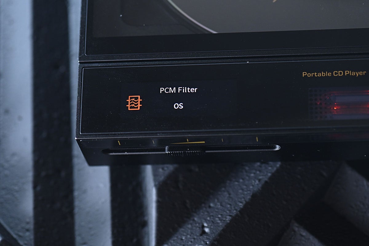 作為由 Discman 年代走過來的用家，每次見到有新的便攜 CD 機推出都有種神奇的感覺。其實近年除了黑膠復甦之外，CD 銷量也有反彈的趨勢，今次測試的就是 Shanling 最新推出的便攜 CD 機 EC Zero T。Shanling 之前已經推出過 SCD1.3、EC3、ET3 等 CD 播放機，便攜型號也有較入門的 EC Mini，今次 EC Zero T 則算是高階一點的新型號。除了內置電池、可以帶出街用耳機聽 CD 之外，更有解碼、藍牙、電子管等豐富規格功能，座檯使用似乎都相當實用。