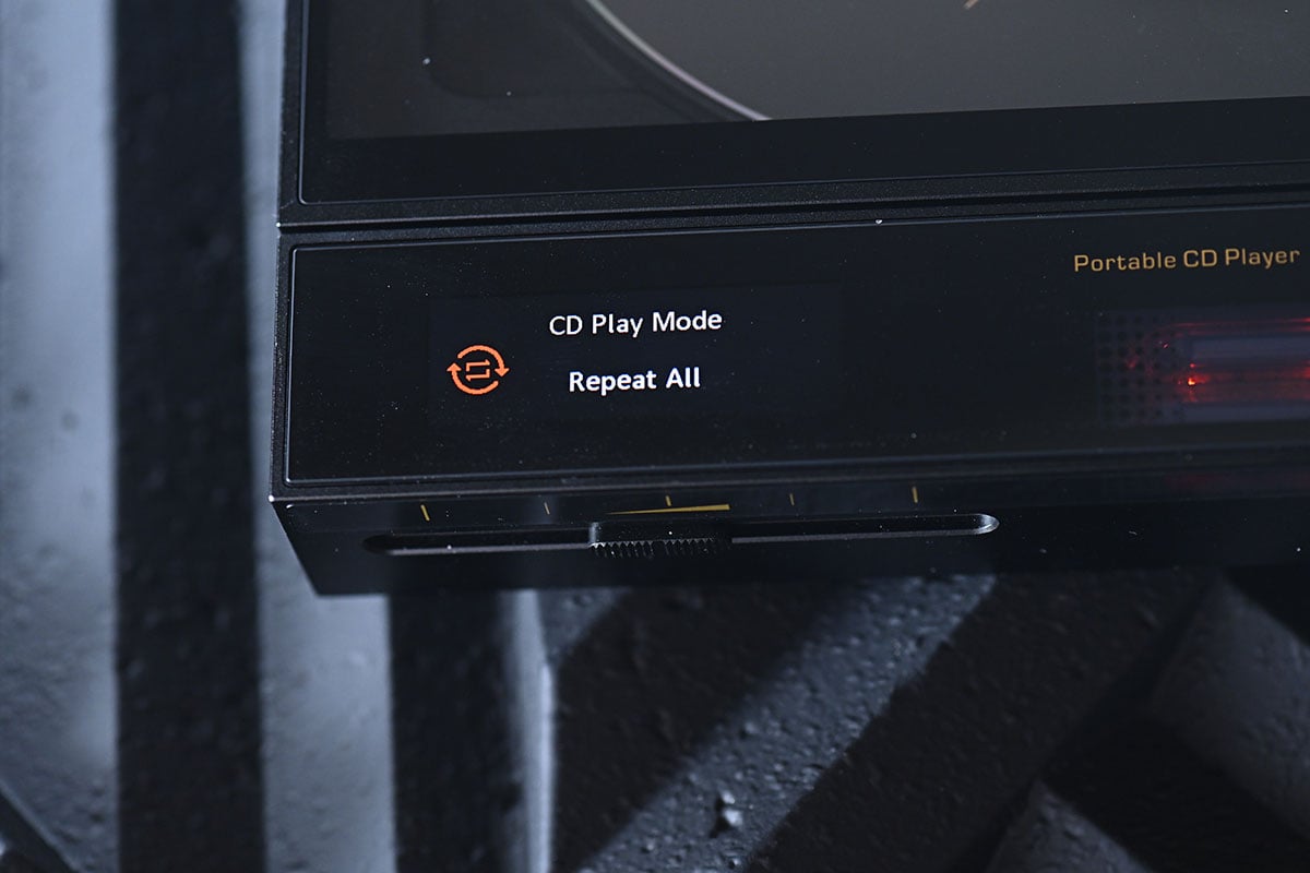 作為由 Discman 年代走過來的用家，每次見到有新的便攜 CD 機推出都有種神奇的感覺。其實近年除了黑膠復甦之外，CD 銷量也有反彈的趨勢，今次測試的就是 Shanling 最新推出的便攜 CD 機 EC Zero T。Shanling 之前已經推出過 SCD1.3、EC3、ET3 等 CD 播放機，便攜型號也有較入門的 EC Mini，今次 EC Zero T 則算是高階一點的新型號。除了內置電池、可以帶出街用耳機聽 CD 之外，更有解碼、藍牙、電子管等豐富規格功能，座檯使用似乎都相當實用。