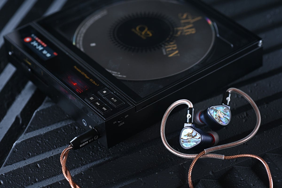 作為由 Discman 年代走過來的用家，每次見到有新的便攜 CD 機推出都有種神奇的感覺。其實近年除了黑膠復甦之外，CD 銷量也有反彈的趨勢，今次測試的就是 Shanling 最新推出的便攜 CD 機 EC Zero T。Shanling 之前已經推出過 SCD1.3、EC3、ET3 等 CD 播放機，便攜型號也有較入門的 EC Mini，今次 EC Zero T 則算是高階一點的新型號。除了內置電池、可以帶出街用耳機聽 CD 之外，更有解碼、藍牙、電子管等豐富規格功能，座檯使用似乎都相當實用。