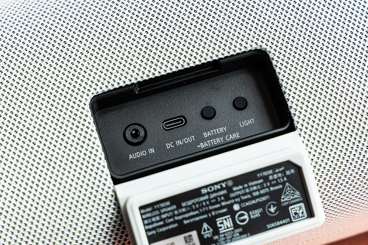 Sony 最新推出兩款 ULT POWER SOUND 系列新喇叭 ULT FIELD 5 及 ULT FILED 3，專為音樂愛好者打造，只需按下 ULT 按鈕，即可進一步加強低音和音效動態，十分適合派對和戶外活動使用。同場推出還有 ULTMIC1 無線麥克風，可與 ULT POWER SOUND 系列喇叭無縫配對，啱晒鍾意唱歌的朋友。