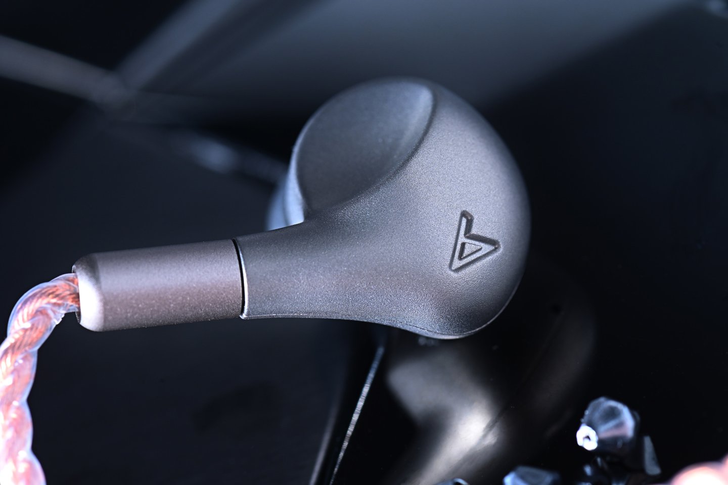 韓國品牌 Astell&Kern 最新推出的旗艦耳機 Luna，再次吸引了眾多音響玩家的目光。它承襲了 AK ZERO1 和 AK ZERO2 的開發經驗，持續追求還原音樂的本質。Luna 採用了全新的 13mm 平面震膜單元，進一步提升了聲音的寧靜度和平衡感。