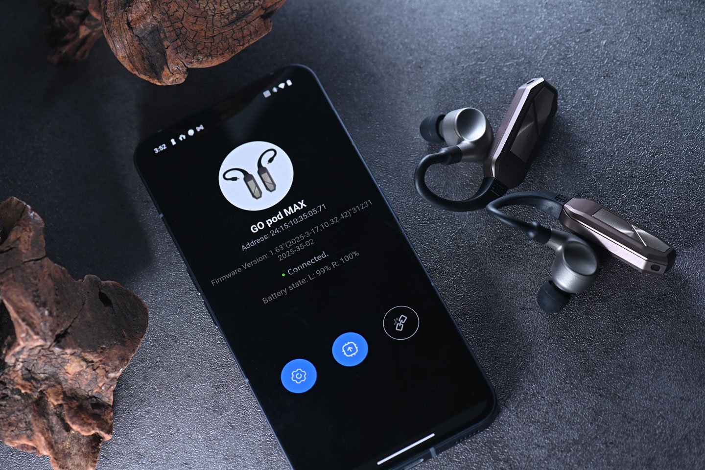 「便利」與「音質」總是陷入兩難，英國音響名廠 iFi audio 於是以破局姿態推出 GO pod Max 這款全新產品。兩年前初代 Go Pod 為高階耳機開啓無線化大門，今日升級版更攜帶來三大新功能——aptX Lossless 無損傳輸、JVC K2HD 母帶修復、UV-C 紫外光滅菌，無論是音質還是衛生都實現了升級，開啟了「無線高解析度」的全新時代。