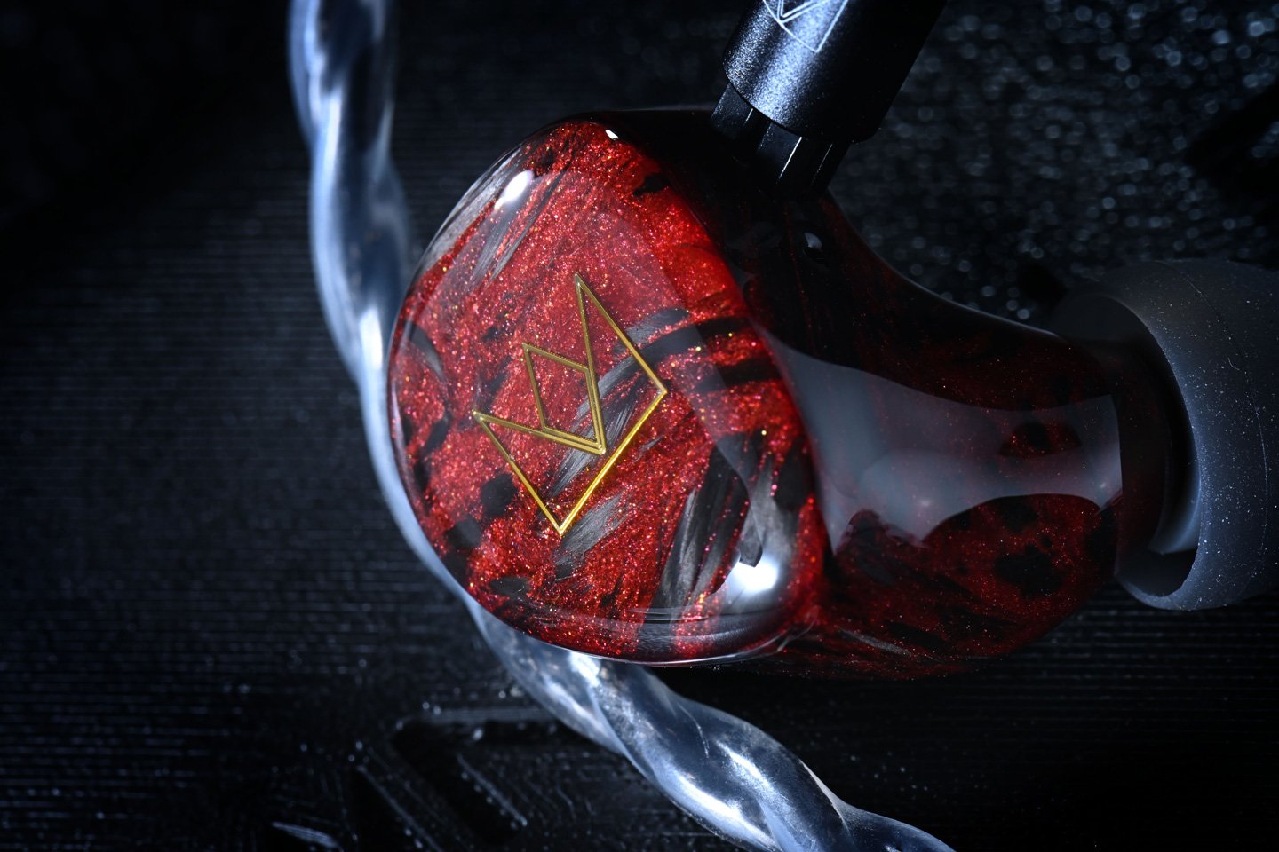 Noble Audio 最新推出的耳機 Dante，靈感源自意大利文藝復興三傑之一的但丁，並以他的經典著作《神曲》作為設計藍本，帶領聽者踏上從地獄、煉獄到天堂的心靈之旅。Dante 採用 1 動圈、6 動鐵及 2 靜電的混合單元配置，結合品牌獨特的調音風格，為用家提供如同跟隨但丁般的音樂探索之旅。