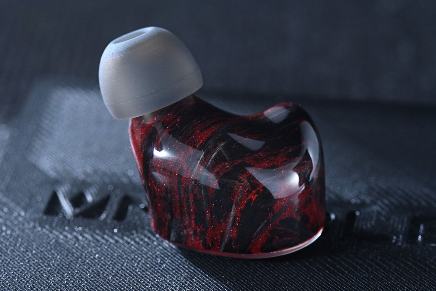 Noble Audio 最新推出的耳機 Dante，靈感源自意大利文藝復興三傑之一的但丁，並以他的經典著作《神曲》作為設計藍本，帶領聽者踏上從地獄、煉獄到天堂的心靈之旅。Dante 採用 1 動圈、6 動鐵及 2 靜電的混合單元配置，結合品牌獨特的調音風格，為用家提供如同跟隨但丁般的音樂探索之旅。