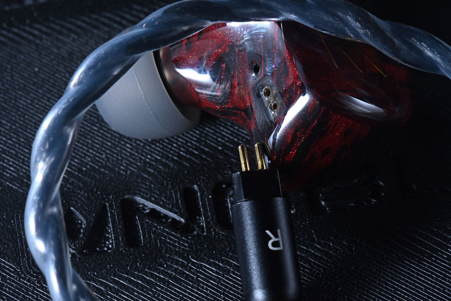 Noble Audio 最新推出的耳機 Dante，靈感源自意大利文藝復興三傑之一的但丁，並以他的經典著作《神曲》作為設計藍本，帶領聽者踏上從地獄、煉獄到天堂的心靈之旅。Dante 採用 1 動圈、6 動鐵及 2 靜電的混合單元配置，結合品牌獨特的調音風格，為用家提供如同跟隨但丁般的音樂探索之旅。