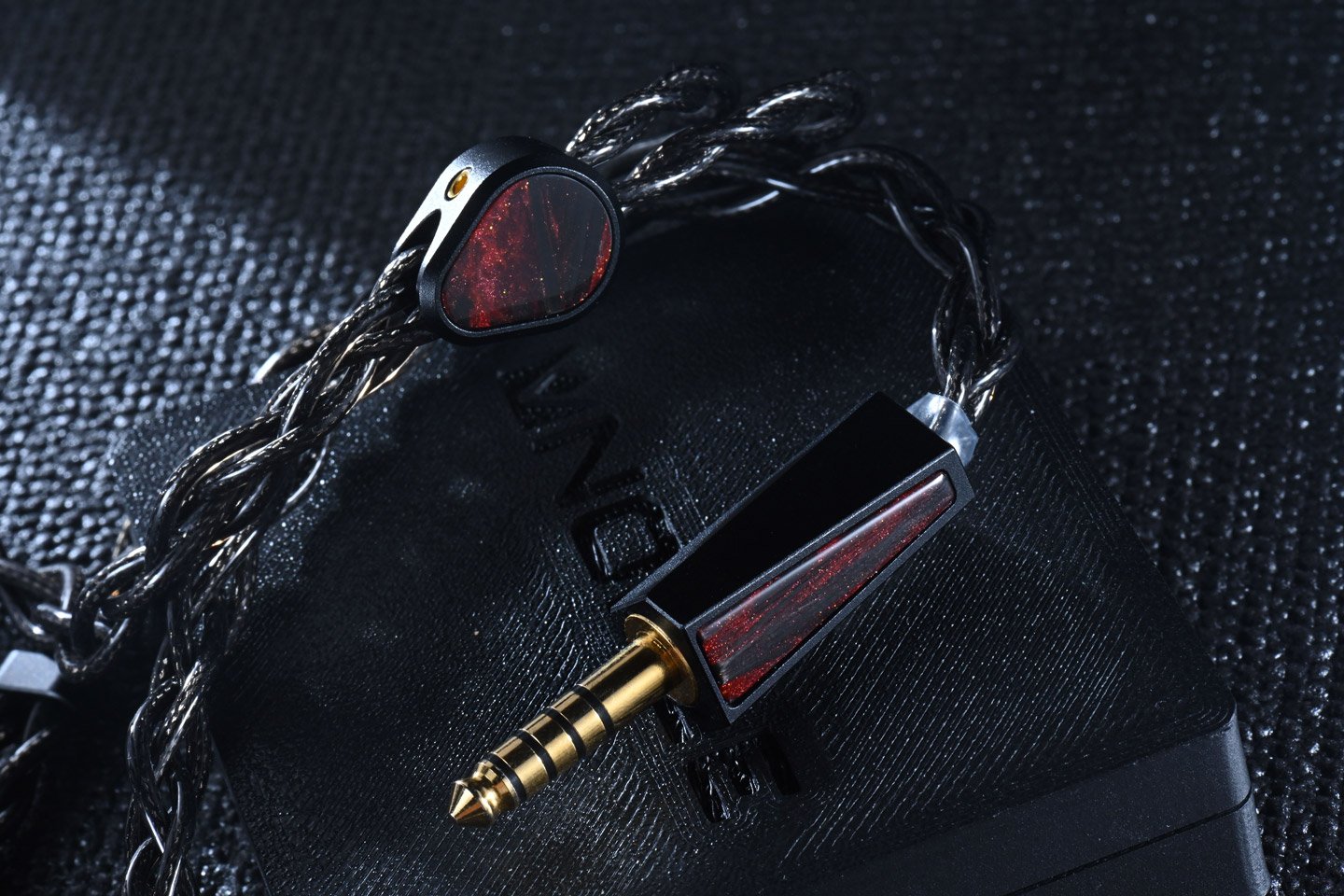 Noble Audio 最新推出的耳機 Dante，靈感源自意大利文藝復興三傑之一的但丁，並以他的經典著作《神曲》作為設計藍本，帶領聽者踏上從地獄、煉獄到天堂的心靈之旅。Dante 採用 1 動圈、6 動鐵及 2 靜電的混合單元配置，結合品牌獨特的調音風格，為用家提供如同跟隨但丁般的音樂探索之旅。