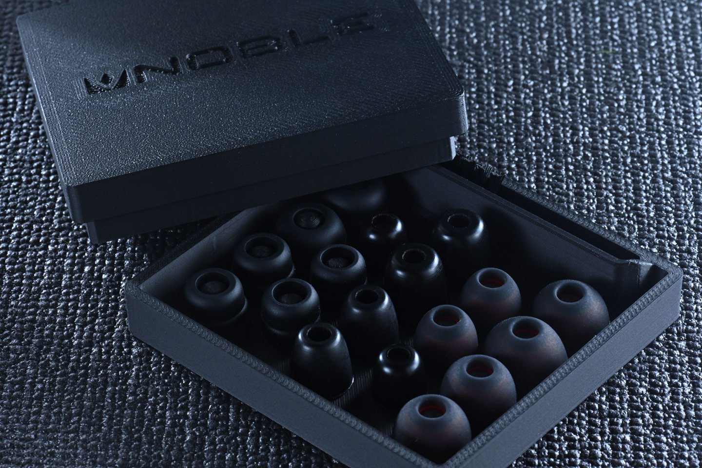 Noble Audio 最新推出的耳機 Dante，靈感源自意大利文藝復興三傑之一的但丁，並以他的經典著作《神曲》作為設計藍本，帶領聽者踏上從地獄、煉獄到天堂的心靈之旅。Dante 採用 1 動圈、6 動鐵及 2 靜電的混合單元配置，結合品牌獨特的調音風格，為用家提供如同跟隨但丁般的音樂探索之旅。