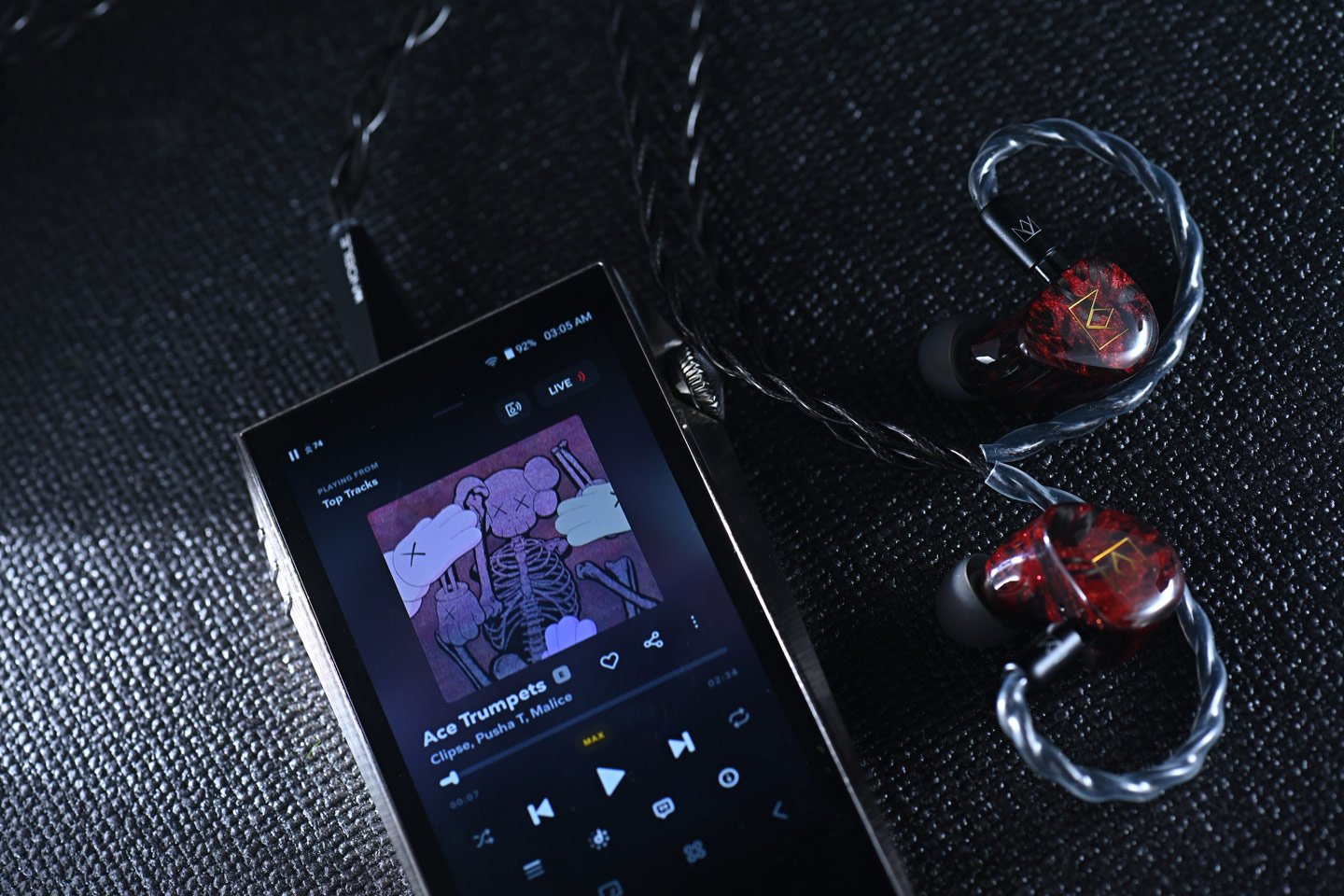 Noble Audio 最新推出的耳機 Dante，靈感源自意大利文藝復興三傑之一的但丁，並以他的經典著作《神曲》作為設計藍本，帶領聽者踏上從地獄、煉獄到天堂的心靈之旅。Dante 採用 1 動圈、6 動鐵及 2 靜電的混合單元配置，結合品牌獨特的調音風格，為用家提供如同跟隨但丁般的音樂探索之旅。