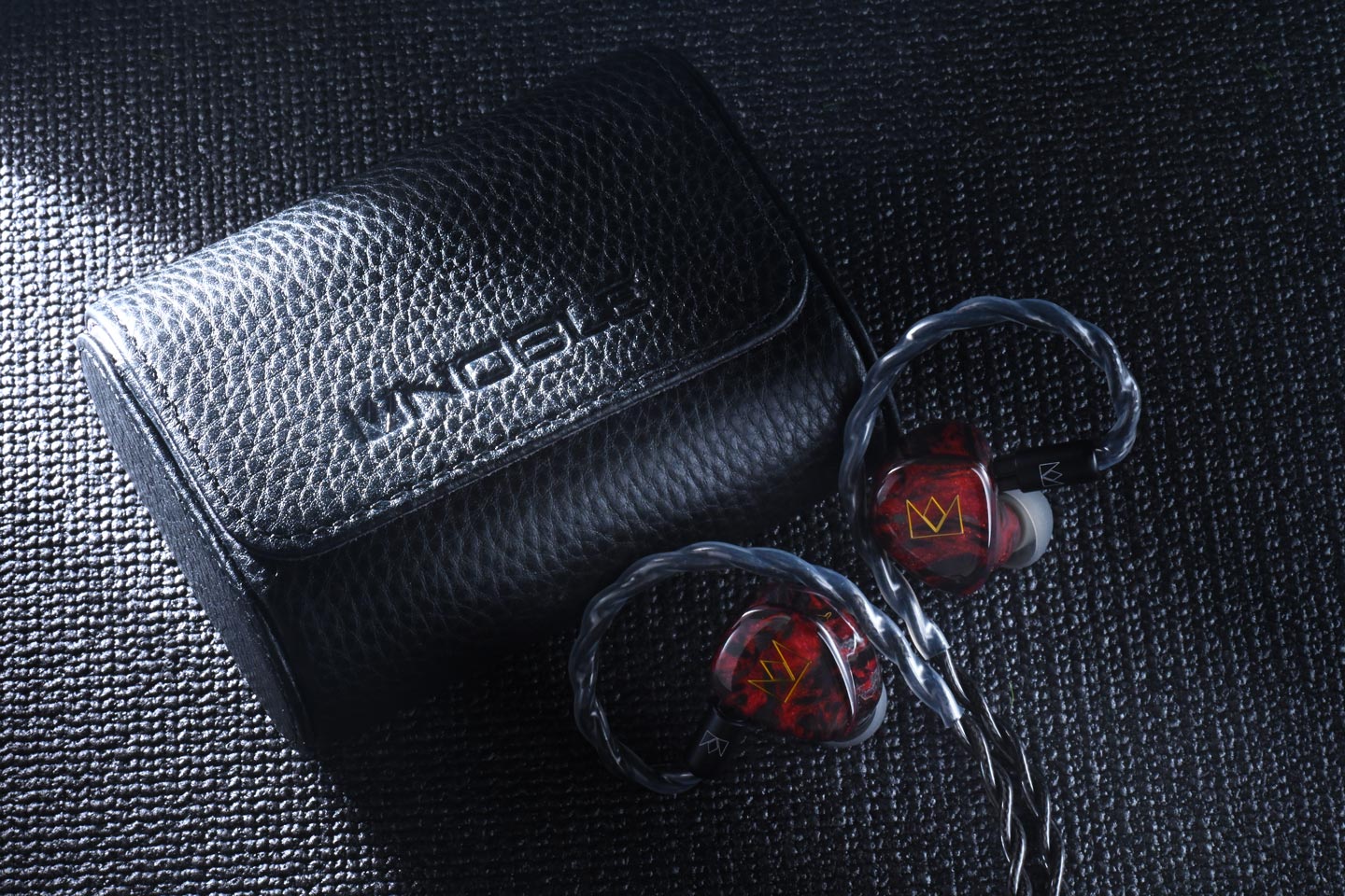 Noble Audio 最新推出的耳機 Dante，靈感源自意大利文藝復興三傑之一的但丁，並以他的經典著作《神曲》作為設計藍本，帶領聽者踏上從地獄、煉獄到天堂的心靈之旅。Dante 採用 1 動圈、6 動鐵及 2 靜電的混合單元配置，結合品牌獨特的調音風格，為用家提供如同跟隨但丁般的音樂探索之旅。