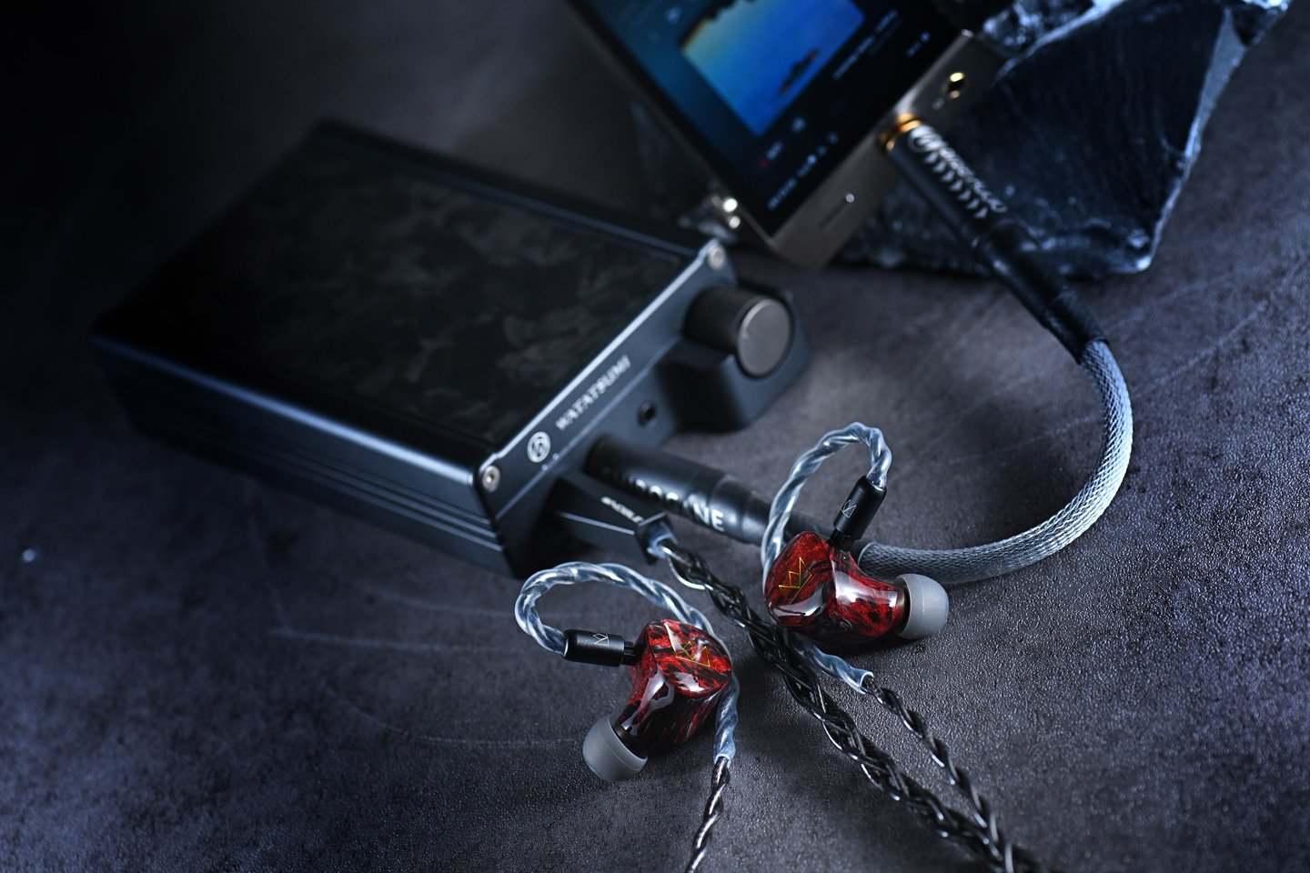 Brise Audio 一直以來專注於高品質產品的研發，從線材起家，逐步拓展至耳擴及便攜耳機系統，始終秉持著「只要能幫助用家達到理想的聲音，品牌的價值便能最大化」的信念。今次評測的 WATATSUMI 高階便攜耳擴，堪稱品牌技術與理念上的一大突破。其名稱取自日本神話中的綿津見海神，象徵潔淨與新開始，寓意這款耳擴回歸聲音的純粹本質，以強大推力與寧靜度，確立市場中獨樹一幟的地位。