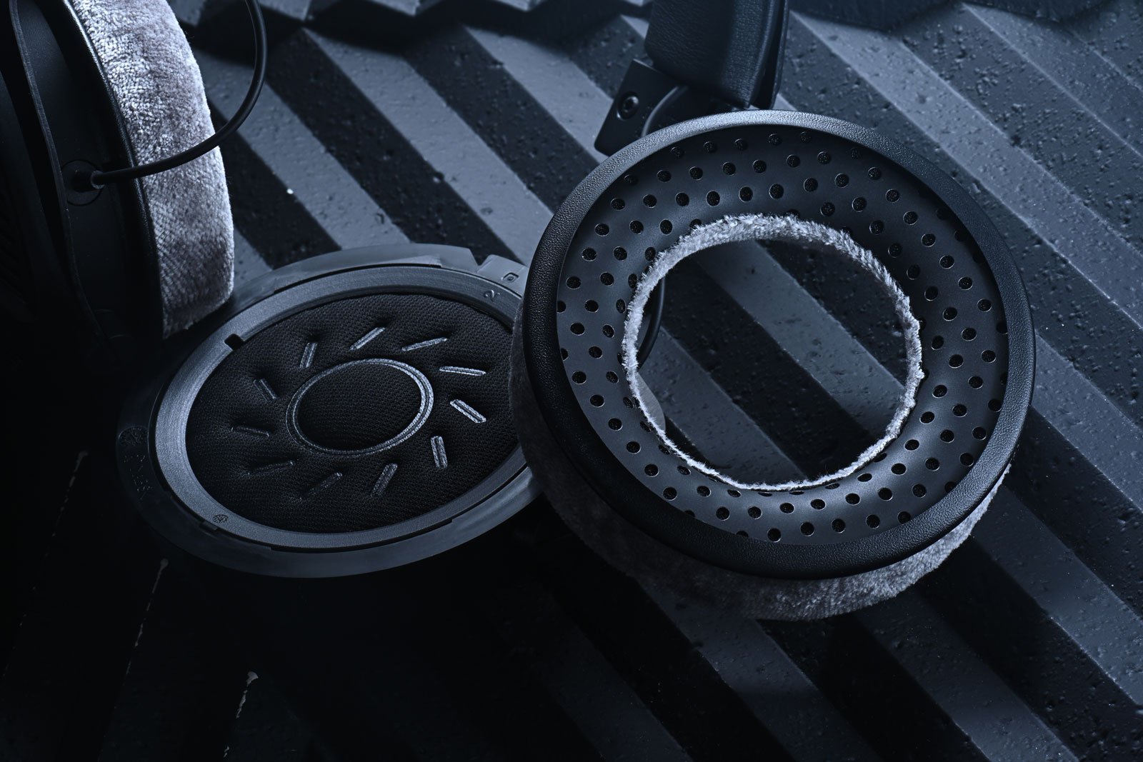 德國音響品牌 Beyerdynamic 旗下的 DT 990 PRO 一直是音樂人和錄音師心目中的經典，最近這款傳奇耳機迎來了新世代接班人——DT 990 PRO X，不僅延續了原來版本那種寬廣、通透的聲音表現，更如品牌其他型號的「PRO X」升級版那樣，透過創新的 STELLAR.45 驅動單元、可拆式線材與人體工學設計，讓耳機能應用於更多不同的工作場合，更符合現時用家的需求。