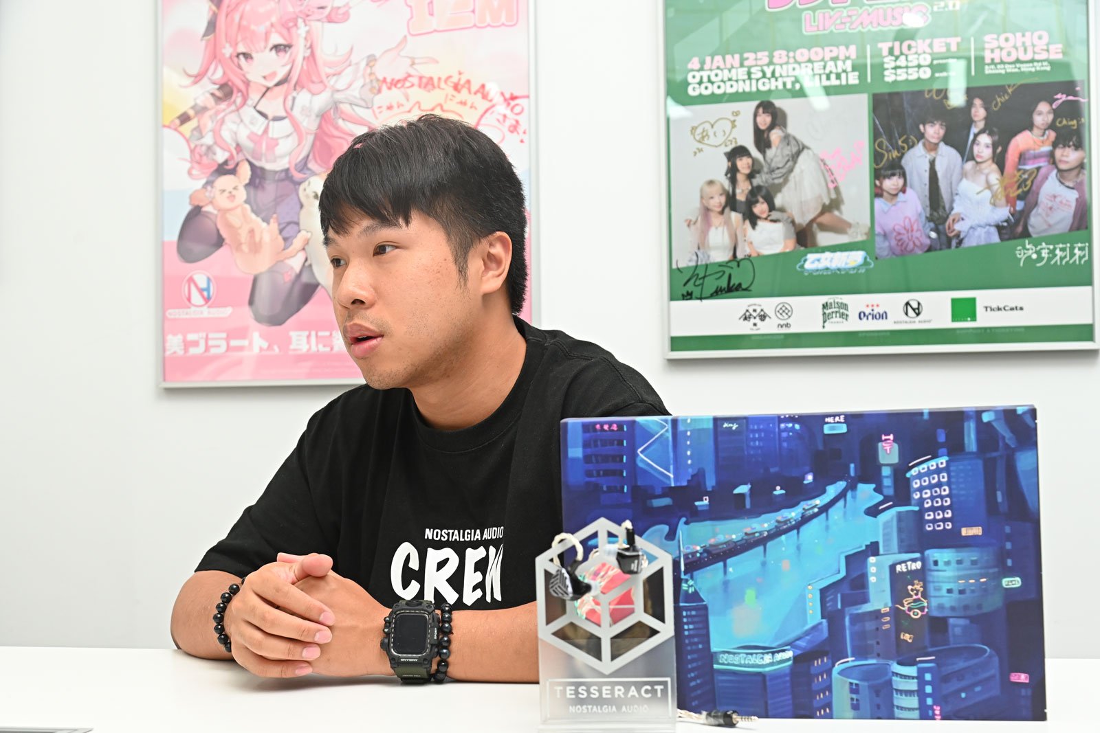 我們平時不太常提到香港本地的音響產業，但其實近年這股勢力已經慢慢冒起來了。像是 2020 年成立的 Nostalgia Audio，就是當中相當受注目的代表之一。短短五年，兩位創辦人 Artanis 和 Adrian 不但為產品注入獨特的調音風格，還加上有故事感的設計，以及多元的產品線策略，成功從香港走到國際舞台。Nostalgia Audio 用耳機講故事，這次就輪到我們來了解一下他們的成長故事吧！