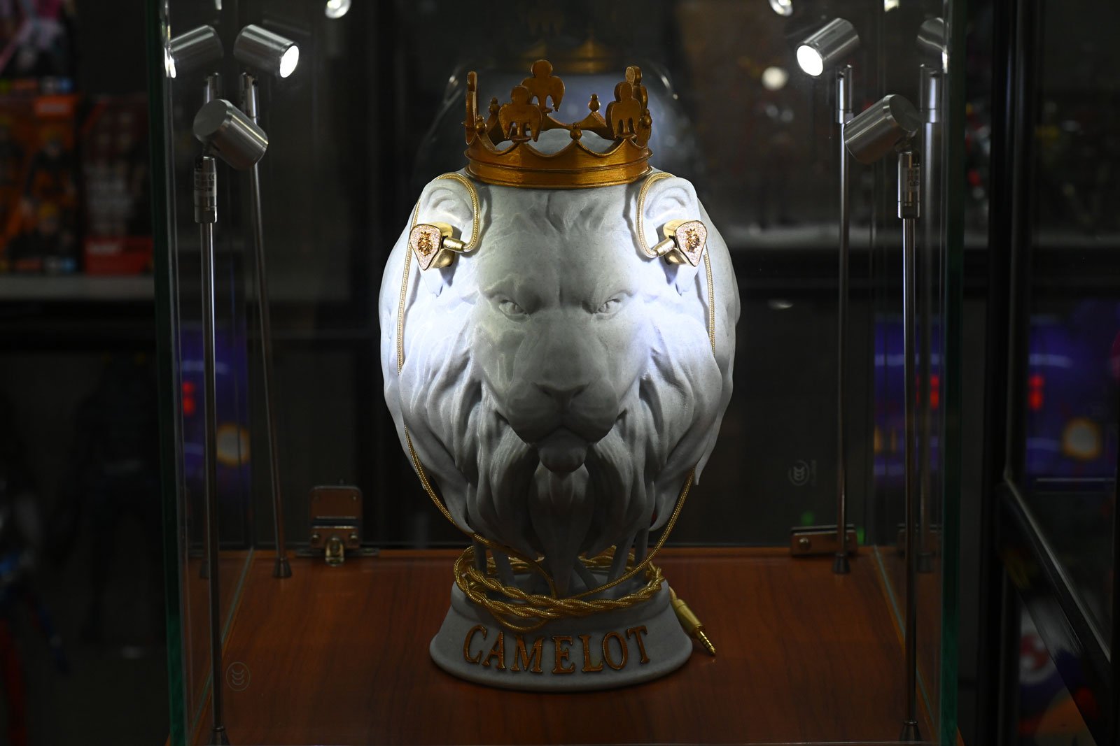 我們平時不太常提到香港本地的音響產業，但其實近年這股勢力已經慢慢冒起來了。像是 2020 年成立的 Nostalgia Audio，就是當中相當受注目的代表之一。短短五年，兩位創辦人 Artanis 和 Adrian 不但為產品注入獨特的調音風格，還加上有故事感的設計，以及多元的產品線策略，成功從香港走到國際舞台。Nostalgia Audio 用耳機講故事，這次就輪到我們來了解一下他們的成長故事吧！