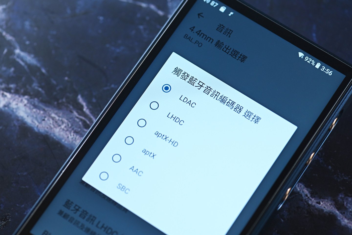 許多初燒玩家對於入門 DAP 的需求逐漸減少，這主要是因為便攜式 USB-C 解碼耳擴（俗稱「老鼠尾」）的便利性和音質表現已經能夠滿足大部分人的需求了。因此，入門 DAP 必須在規格和功能上大幅提升，以增加其競爭力。Fiio M21 的問世，為市場注入新景氣，這款二千多元的播放器，在音質、功能和設計上都展現出色的表現，成為理想的入門選擇。