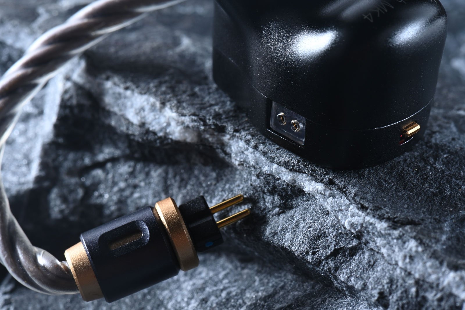 近年冒起極快的耳機品牌 THIEAUDIO，其 Monarch 系列常常成為耳機迷的談論焦點，從初代開始已贏得不少發燒友的歡心。如今 Monarch 系列已來到第四代，不僅延續其高水準聲音表現，更首次引入了「雙調諧模式」設計，讓用家可在錄音室級的中性聲與澎湃低音之間自由切換。Monarch MKIV 可說是一趟跨前了一大步的升級，更是旗艦級耳機中少有兼具技術與趣味的選擇。