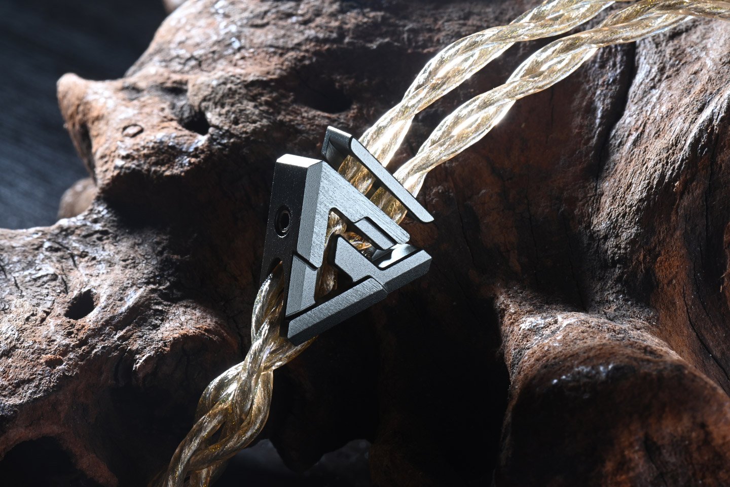 香港品牌 Vortex Cables 以「Zenith Series」開啟了全新里程碑，繼首款作品 Iris 受到廣泛好評後，第二款 Helios 以希臘神話中的太陽神命名，象徵光芒與力量的延續。Helios 在結構與材質上作出重大升級，延續「Litz Type 7 Helix」的獨特編織工藝，並創新地提升屏蔽技術與導體材質。這款線材在人聲表現上格外出色，能夠更易聽到人聲的細微起伏與情感張力，並非刻意修飾的甜美，而是忠實呈現人聲的溫潤質感與自然甜度。