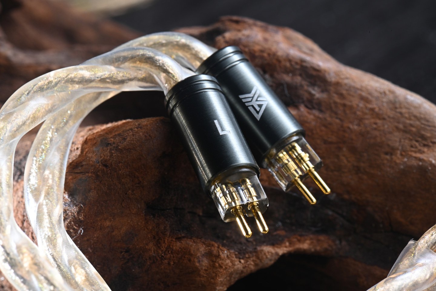 香港品牌 Vortex Cables 以「Zenith Series」開啟了全新里程碑，繼首款作品 Iris 受到廣泛好評後，第二款 Helios 以希臘神話中的太陽神命名，象徵光芒與力量的延續。Helios 在結構與材質上作出重大升級，延續「Litz Type 7 Helix」的獨特編織工藝，並創新地提升屏蔽技術與導體材質。這款線材在人聲表現上格外出色，能夠更易聽到人聲的細微起伏與情感張力，並非刻意修飾的甜美，而是忠實呈現人聲的溫潤質感與自然甜度。