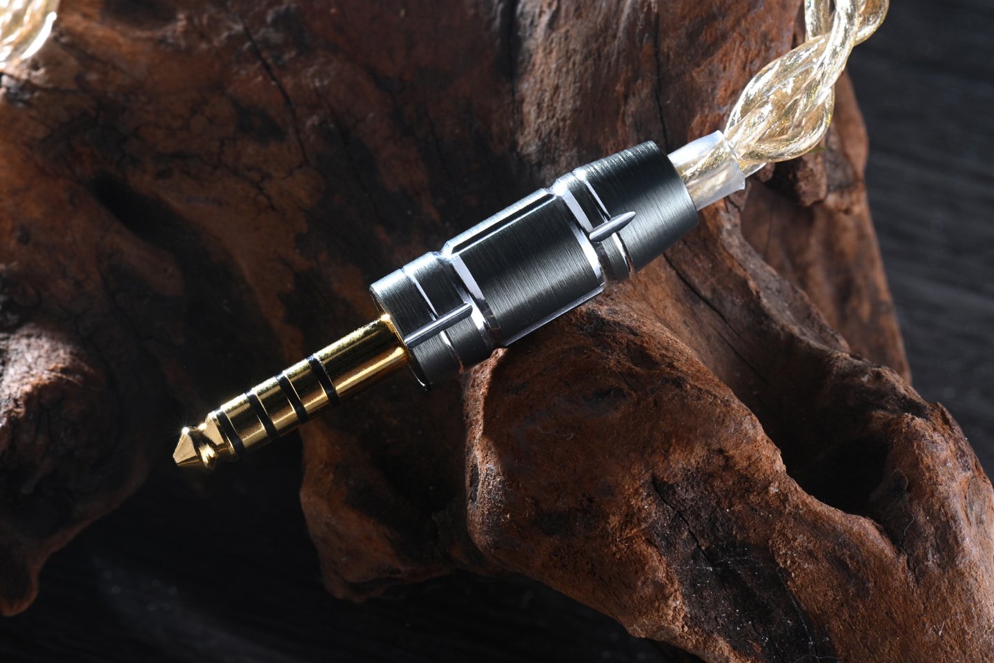 香港品牌 Vortex Cables 以「Zenith Series」開啟了全新里程碑，繼首款作品 Iris 受到廣泛好評後，第二款 Helios 以希臘神話中的太陽神命名，象徵光芒與力量的延續。Helios 在結構與材質上作出重大升級，延續「Litz Type 7 Helix」的獨特編織工藝，並創新地提升屏蔽技術與導體材質。這款線材在人聲表現上格外出色，能夠更易聽到人聲的細微起伏與情感張力，並非刻意修飾的甜美，而是忠實呈現人聲的溫潤質感與自然甜度。