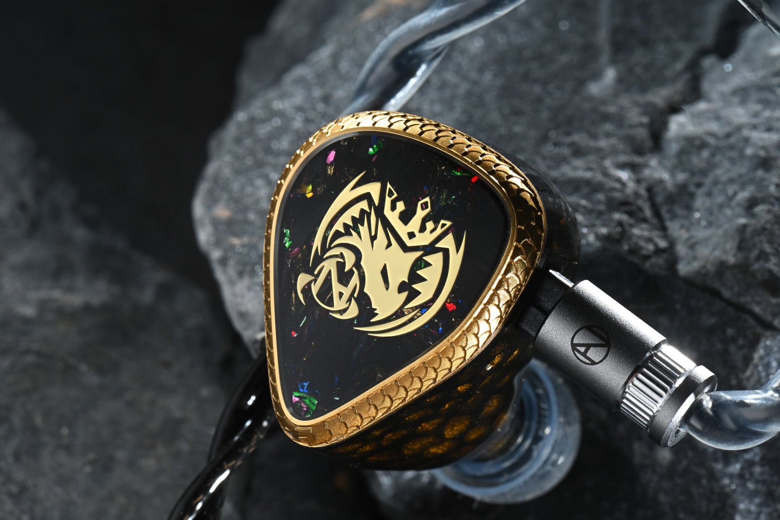 承襲前作 Camelot 的全球盛譽，本地品牌 Nostalgia Audio 在成立五週年之際，推出了全新旗艦入耳式耳機 Pendragon。靈感源自亞瑟王傳說中最尊貴的稱號「Pendragon」，不僅在外觀上展現王者氣勢，更在聲學設計上集結多年研發成果。從先進的四混合單元架構，到多項專利技術與精密工藝，Pendragon 的每一個細節都彰顯著對極致音質與獨特美學的追求。當澎湃的低頻響起，你彷彿能感受到亞瑟王親率騎士軍團，踏著戰鼓衝鋒的震撼氣勢。