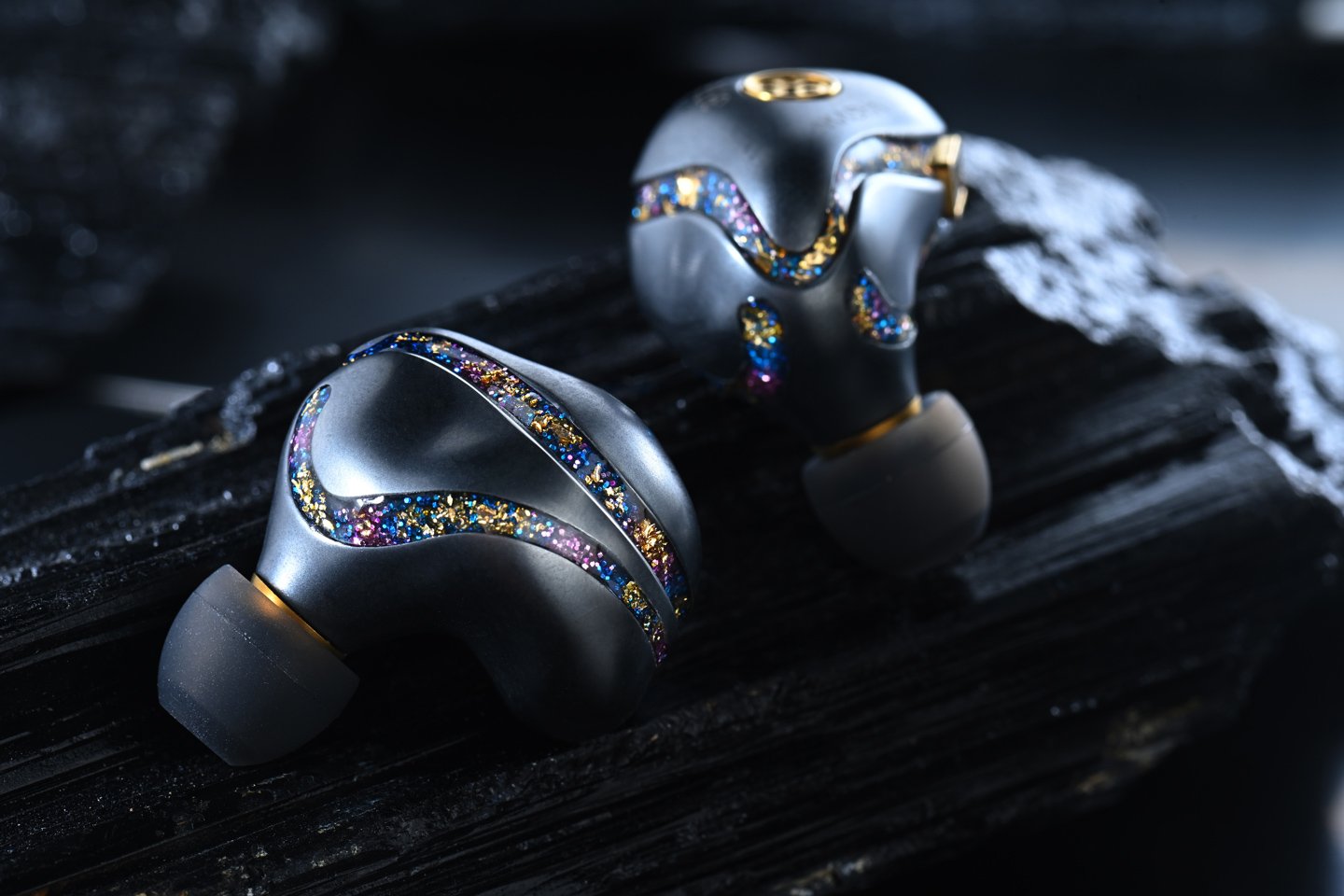 Palavox Audio 這個品牌名稱結合了「Paradise」與「Voice」，寓意著「天堂之音」。而他們的旗艦入耳式耳機 Akasha，正是這份理念的具象化。Akasha 這名字源自神秘的阿卡夏紀錄，象徵著宇宙中所有過去、現在與未來資訊的寶庫。這款耳機不僅是聲音的載體，更像是一場穿梭時空的音樂奇幻之旅。我們就來深入了解這款定價逾三萬元的高階耳機，看看它是否能夠實現那份「天堂之音」的極致感受。