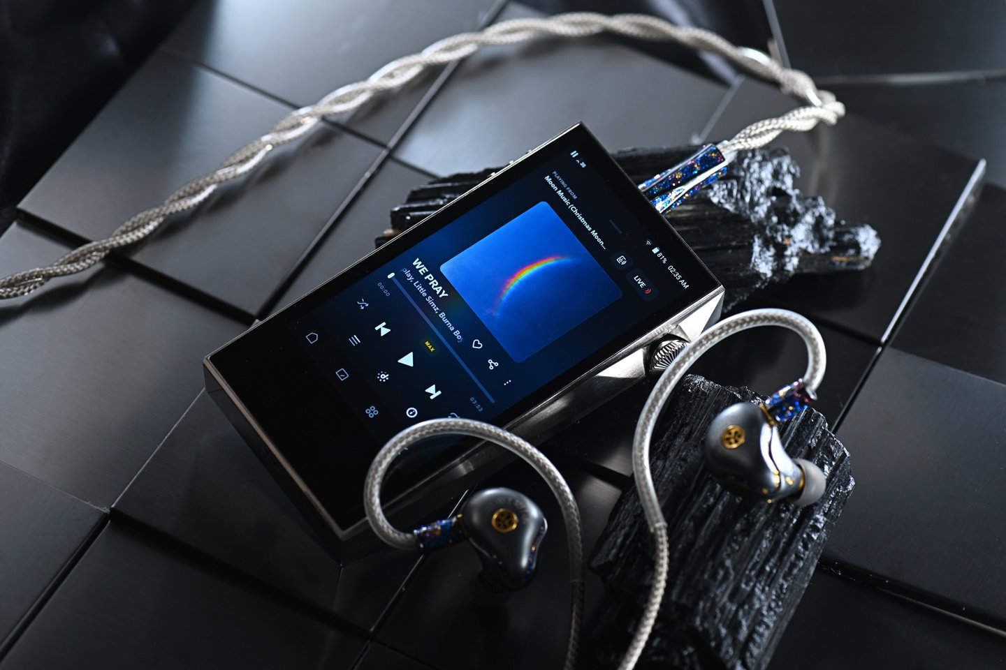 Palavox Audio 這個品牌名稱結合了「Paradise」與「Voice」，寓意著「天堂之音」。而他們的旗艦入耳式耳機 Akasha，正是這份理念的具象化。Akasha 這名字源自神秘的阿卡夏紀錄，象徵著宇宙中所有過去、現在與未來資訊的寶庫。這款耳機不僅是聲音的載體，更像是一場穿梭時空的音樂奇幻之旅。我們就來深入了解這款定價逾三萬元的高階耳機，看看它是否能夠實現那份「天堂之音」的極致感受。