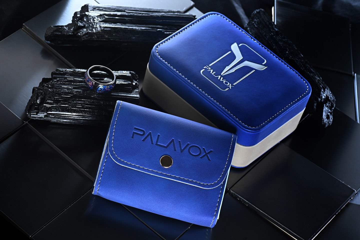 Palavox Audio 這個品牌名稱結合了「Paradise」與「Voice」，寓意著「天堂之音」。而他們的旗艦入耳式耳機 Akasha，正是這份理念的具象化。Akasha 這名字源自神秘的阿卡夏紀錄，象徵著宇宙中所有過去、現在與未來資訊的寶庫。這款耳機不僅是聲音的載體，更像是一場穿梭時空的音樂奇幻之旅。我們就來深入了解這款定價逾三萬元的高階耳機，看看它是否能夠實現那份「天堂之音」的極致感受。