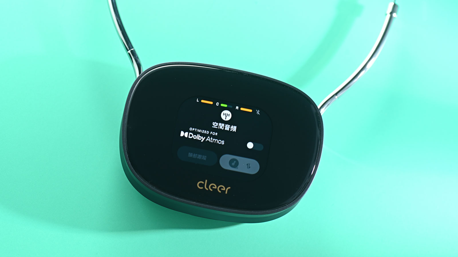 音響品牌 Cleer 一直致力於將先進技術與時尚設計巧妙融合，繼推出大受歡迎的開放式 AI 藍牙耳機 ARC 5 後，他們再度帶來革命性新品&mdash;&mdash;Clip Pro 貼耳式 AI 無線耳機。這款耳機以女生頭飾設計為靈感，重量不足 40 克，僅為傳統頭戴式耳機的十分之一，輕盈如羽的機身搭配精緻造型，不僅顛覆了人們對耳機的刻板印象，更成為日常穿搭的時尚點綴。Clip Pro 搭載 Dolby Atmos 空間音效技術，並成為全球首款同時獲得 THX 認證的貼耳式頭戴耳機，加上結合多種 AI 功能，讓它不僅是聆聽音樂的工具，更是提升生活品味的配件。