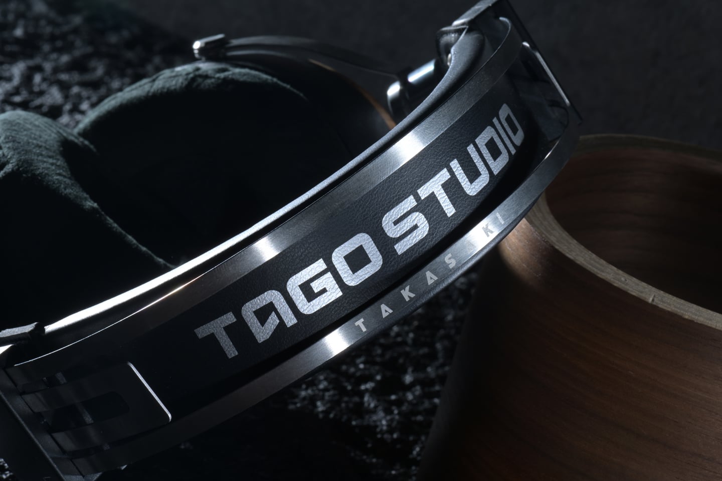 來自日本群馬縣高崎市的 Tago Studio，憑藉創辦人 Kunio Tago 先生對錄音室設備的執著與熱愛，製造出一系列專業監聽耳機。今次他們與著名威士忌品牌 Ichiro&rsquo;s Malt 聯手，推出限量版 T3-01 Historic Phone，將威士忌橡木桶的原木融入耳機設計，賦予產品獨特的歷史韻味與質感。
