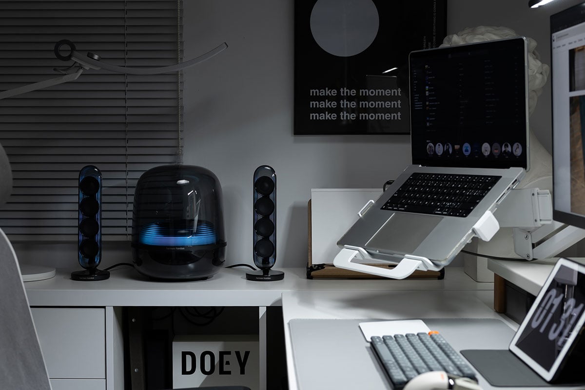 Harman Kardon Soundsticks 系列透明喇叭可算是其中一套最經典的桌面喇叭，甚至被享譽全球的紐約現代藝術博物館（MoMA）永久收藏。弧形透明的機身設計型格獨特，除了是喇叭，也是少有被載入設計史冊的工業藝術傑作之一。今次這個經典系列終於迎來了新一代， Soundsticks 5 加入了更強的聲效、更幻彩的燈光，還有更豐富連接。究竟除了外形之外，實際的聆聽和操作體驗如何，今次就詳細測試一下。