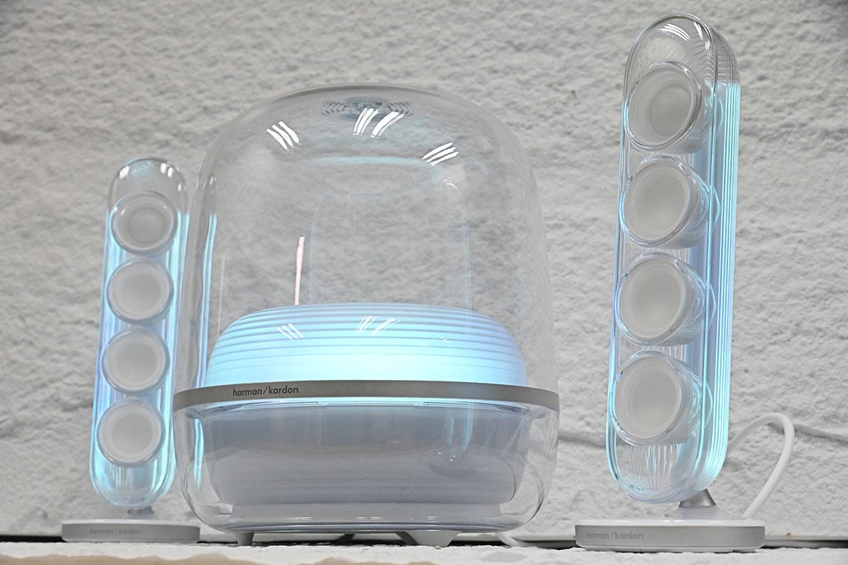 Harman Kardon Soundsticks 系列透明喇叭可算是其中一套最經典的桌面喇叭，甚至被享譽全球的紐約現代藝術博物館（MoMA）永久收藏。弧形透明的機身設計型格獨特，除了是喇叭，也是少有被載入設計史冊的工業藝術傑作之一。今次這個經典系列終於迎來了新一代， Soundsticks 5 加入了更強的聲效、更幻彩的燈光，還有更豐富連接。究竟除了外形之外，實際的聆聽和操作體驗如何，今次就詳細測試一下。