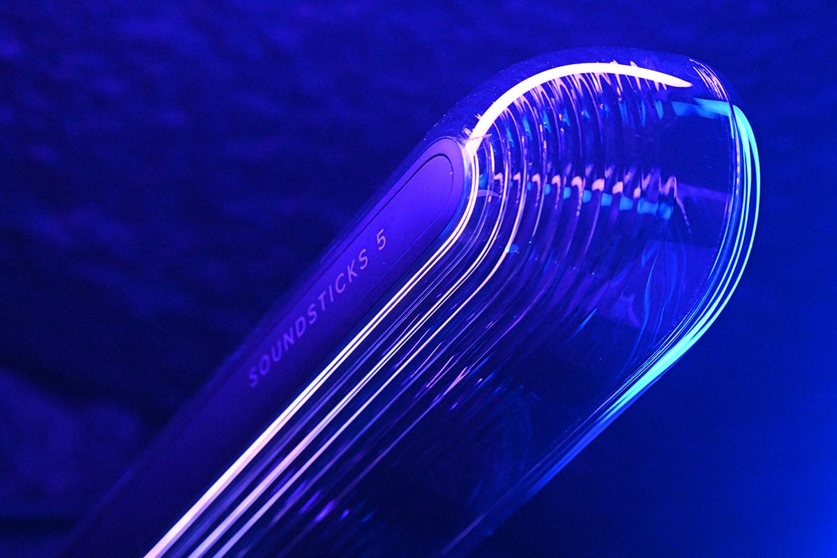 Harman Kardon Soundsticks 系列透明喇叭可算是其中一套最經典的桌面喇叭，甚至被享譽全球的紐約現代藝術博物館（MoMA）永久收藏。弧形透明的機身設計型格獨特，除了是喇叭，也是少有被載入設計史冊的工業藝術傑作之一。今次這個經典系列終於迎來了新一代， Soundsticks 5 加入了更強的聲效、更幻彩的燈光，還有更豐富連接。究竟除了外形之外，實際的聆聽和操作體驗如何，今次就詳細測試一下。