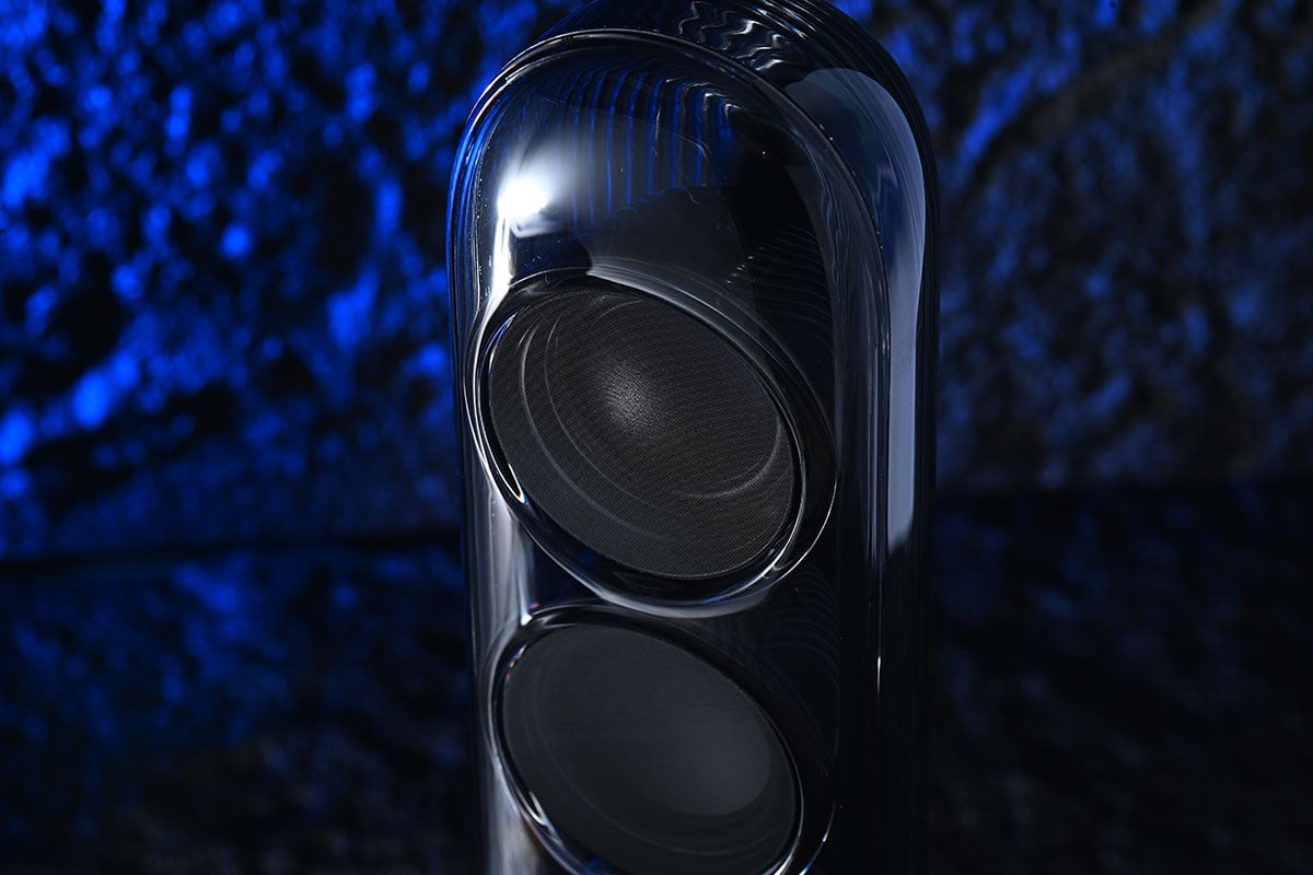 Harman Kardon Soundsticks 系列透明喇叭可算是其中一套最經典的桌面喇叭，甚至被享譽全球的紐約現代藝術博物館（MoMA）永久收藏。弧形透明的機身設計型格獨特，除了是喇叭，也是少有被載入設計史冊的工業藝術傑作之一。今次這個經典系列終於迎來了新一代， Soundsticks 5 加入了更強的聲效、更幻彩的燈光，還有更豐富連接。究竟除了外形之外，實際的聆聽和操作體驗如何，今次就詳細測試一下。