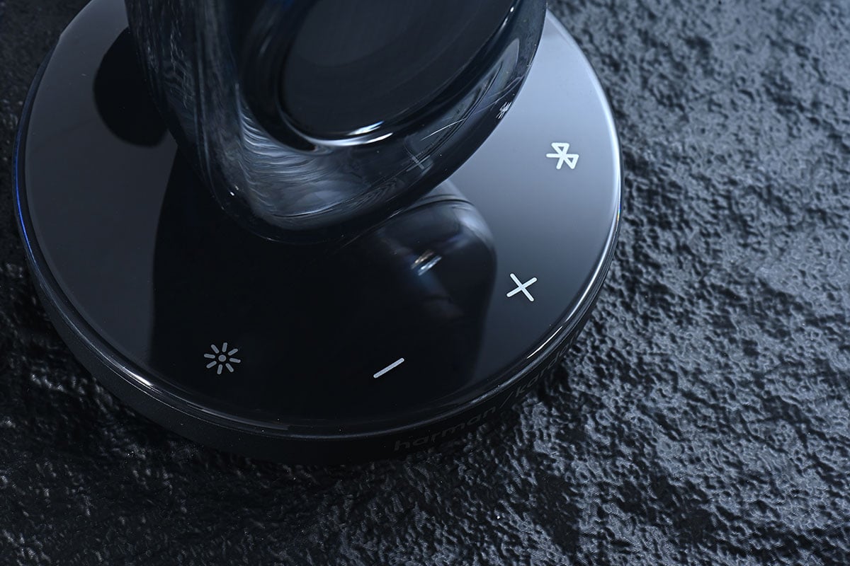 Harman Kardon Soundsticks 系列透明喇叭可算是其中一套最經典的桌面喇叭，甚至被享譽全球的紐約現代藝術博物館（MoMA）永久收藏。弧形透明的機身設計型格獨特，除了是喇叭，也是少有被載入設計史冊的工業藝術傑作之一。今次這個經典系列終於迎來了新一代， Soundsticks 5 加入了更強的聲效、更幻彩的燈光，還有更豐富連接。究竟除了外形之外，實際的聆聽和操作體驗如何，今次就詳細測試一下。