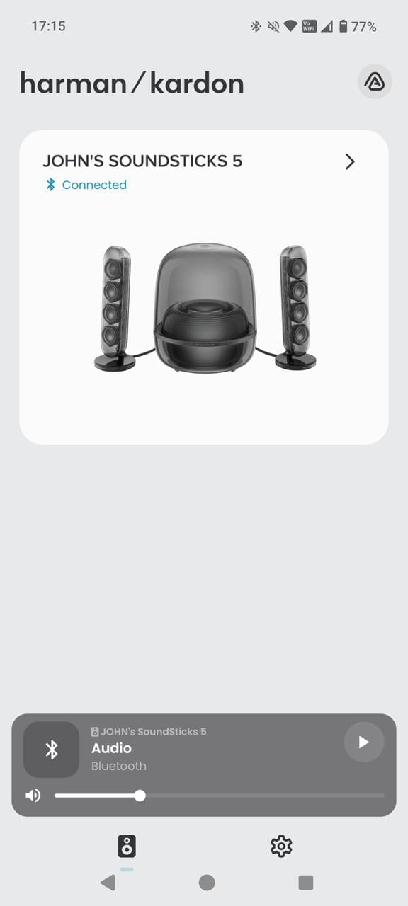 Harman Kardon Soundsticks 系列透明喇叭可算是其中一套最經典的桌面喇叭，甚至被享譽全球的紐約現代藝術博物館（MoMA）永久收藏。弧形透明的機身設計型格獨特，除了是喇叭，也是少有被載入設計史冊的工業藝術傑作之一。今次這個經典系列終於迎來了新一代， Soundsticks 5 加入了更強的聲效、更幻彩的燈光，還有更豐富連接。究竟除了外形之外，實際的聆聽和操作體驗如何，今次就詳細測試一下。