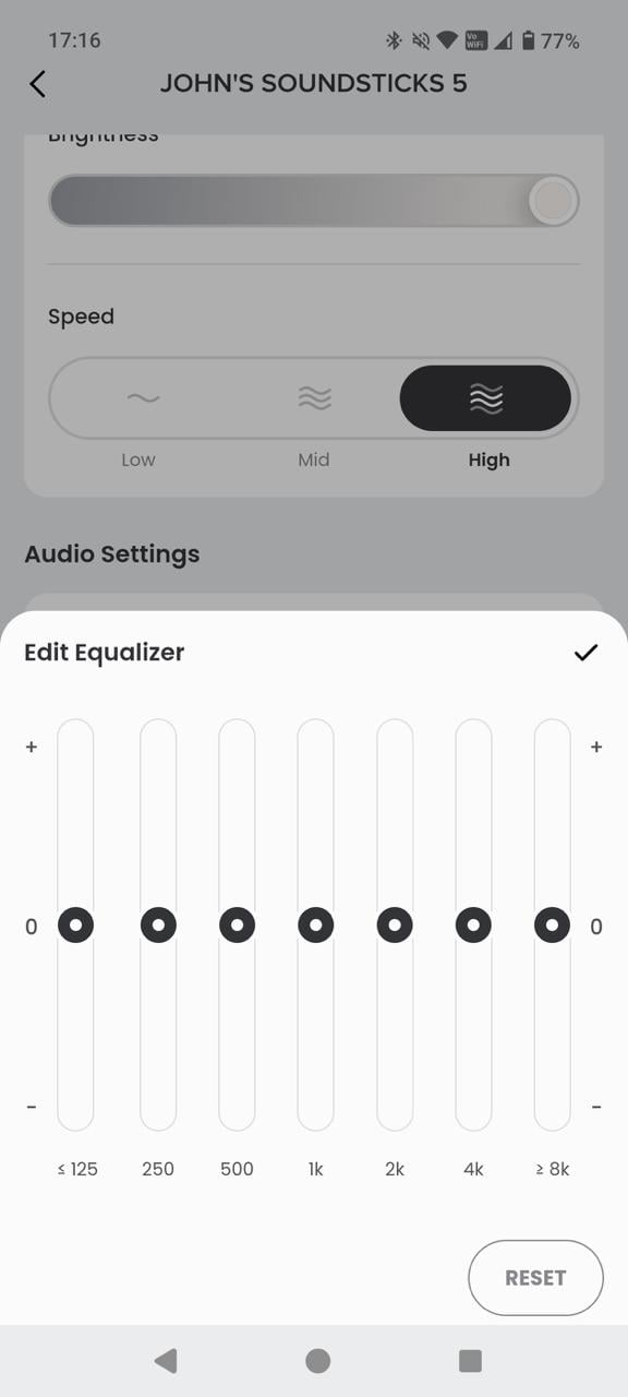Harman Kardon Soundsticks 系列透明喇叭可算是其中一套最經典的桌面喇叭，甚至被享譽全球的紐約現代藝術博物館（MoMA）永久收藏。弧形透明的機身設計型格獨特，除了是喇叭，也是少有被載入設計史冊的工業藝術傑作之一。今次這個經典系列終於迎來了新一代， Soundsticks 5 加入了更強的聲效、更幻彩的燈光，還有更豐富連接。究竟除了外形之外，實際的聆聽和操作體驗如何，今次就詳細測試一下。