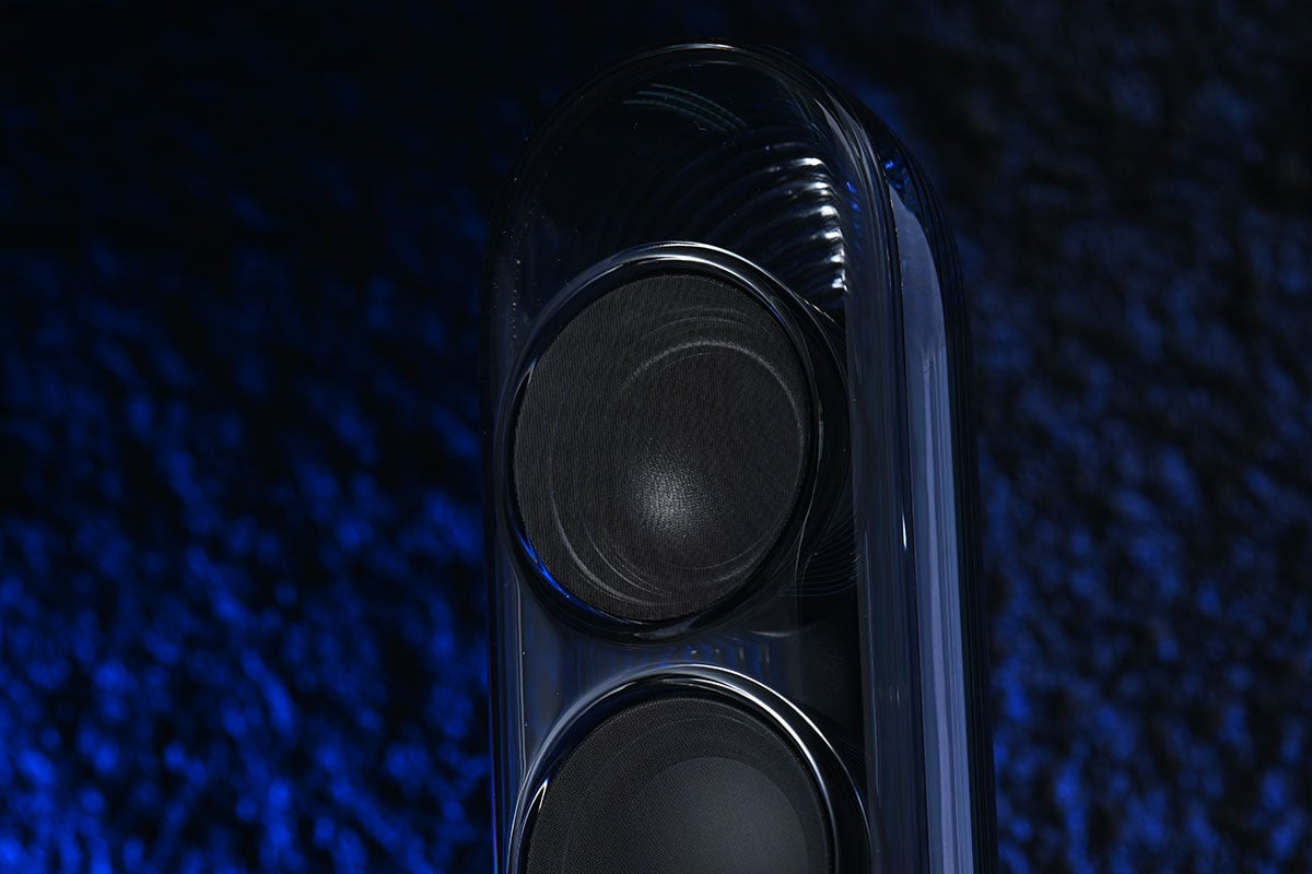 Harman Kardon Soundsticks 系列透明喇叭可算是其中一套最經典的桌面喇叭，甚至被享譽全球的紐約現代藝術博物館（MoMA）永久收藏。弧形透明的機身設計型格獨特，除了是喇叭，也是少有被載入設計史冊的工業藝術傑作之一。今次這個經典系列終於迎來了新一代， Soundsticks 5 加入了更強的聲效、更幻彩的燈光，還有更豐富連接。究竟除了外形之外，實際的聆聽和操作體驗如何，今次就詳細測試一下。